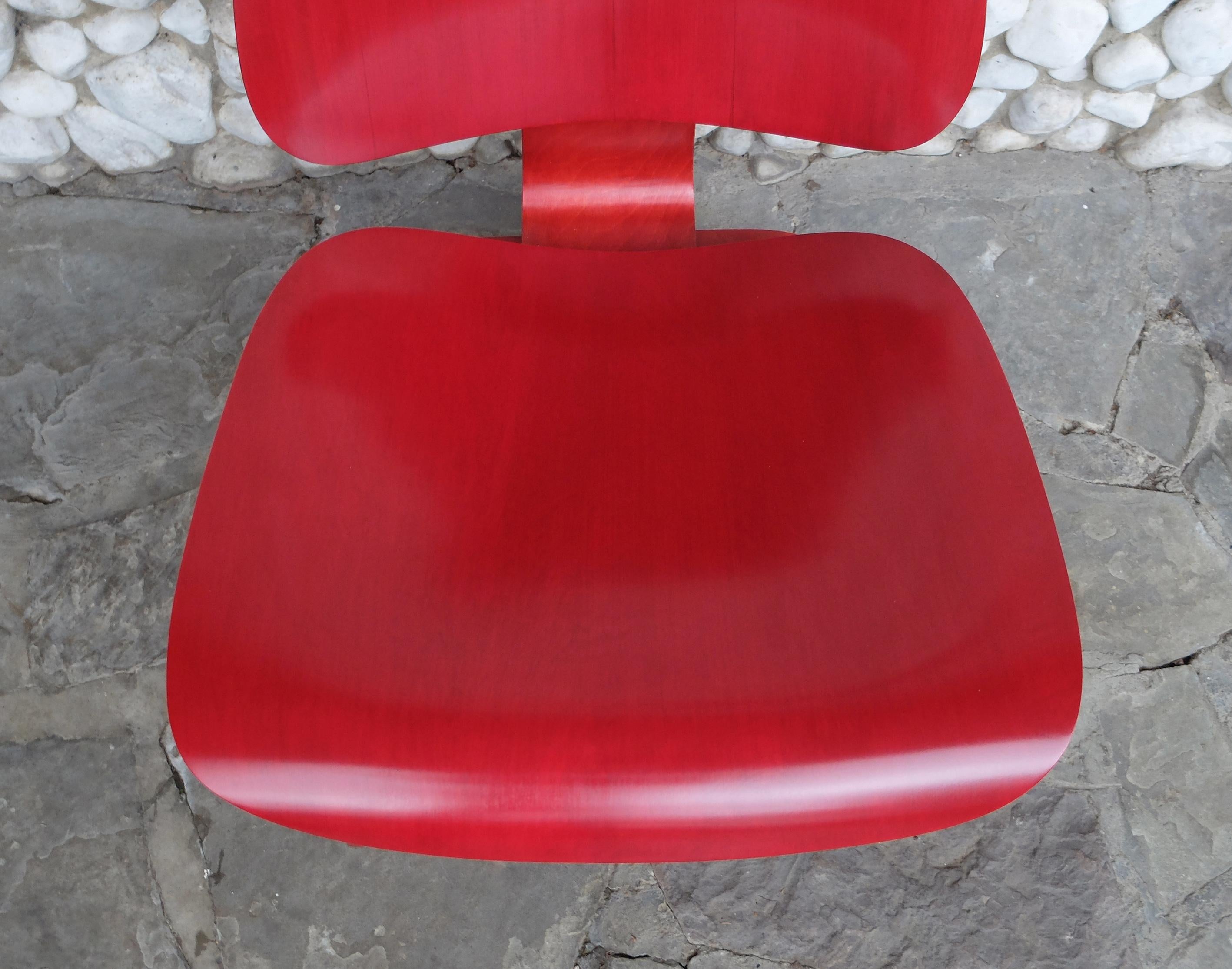 20th Century Early LCW Lounge Chair stained red by Charles & Ray Eames, Evans Plywood, 1950s For Sale