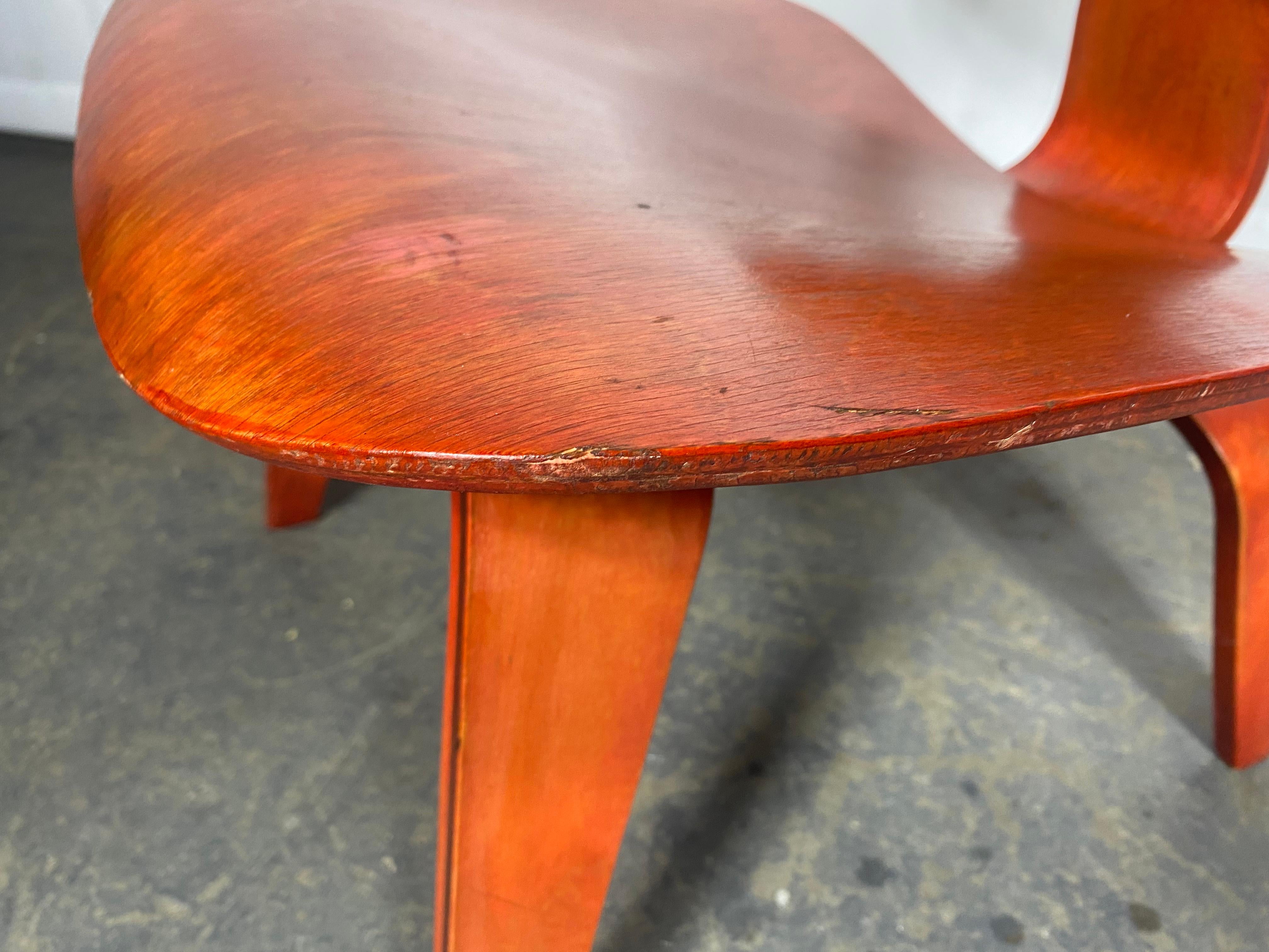 Contreplaqué Early LCW Lounge Chair stained red by Charles and Ray Eames, Evans Plywood, 1950s en vente