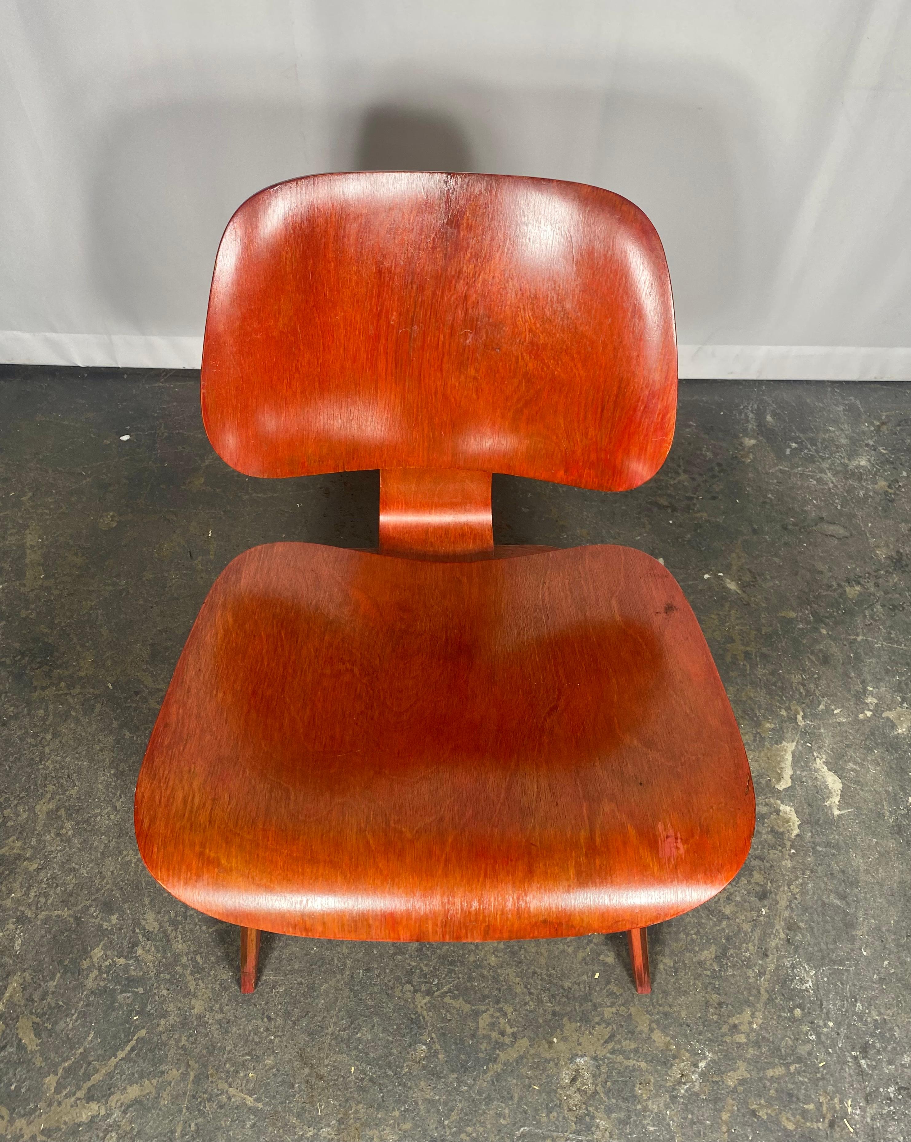 Early LCW Lounge Chair stained red by Charles and Ray Eames, Evans Plywood, 1950s en vente 1