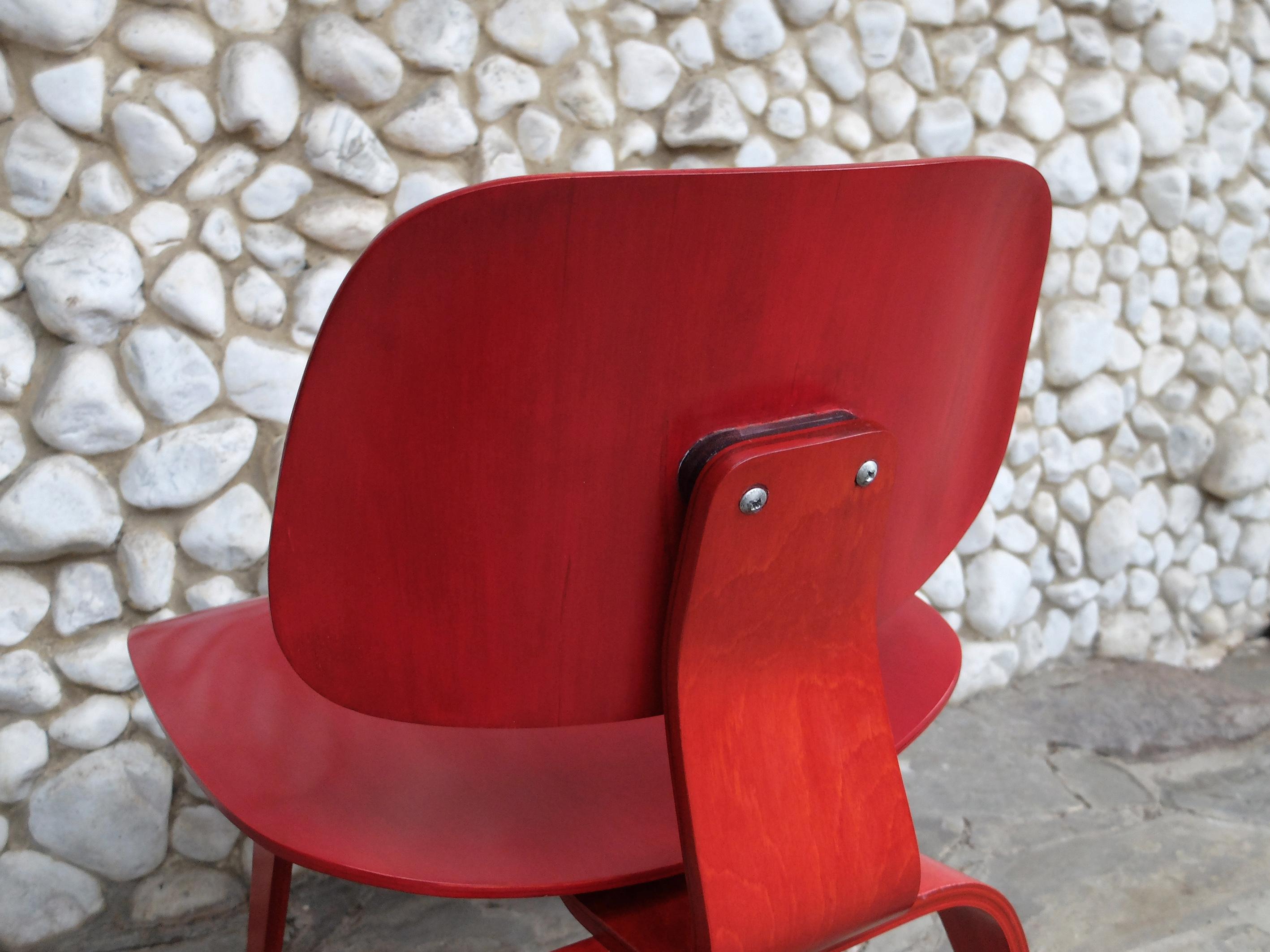 Early LCW Lounge Chair stained red by Charles & Ray Eames, Evans Plywood, 1950s For Sale 1
