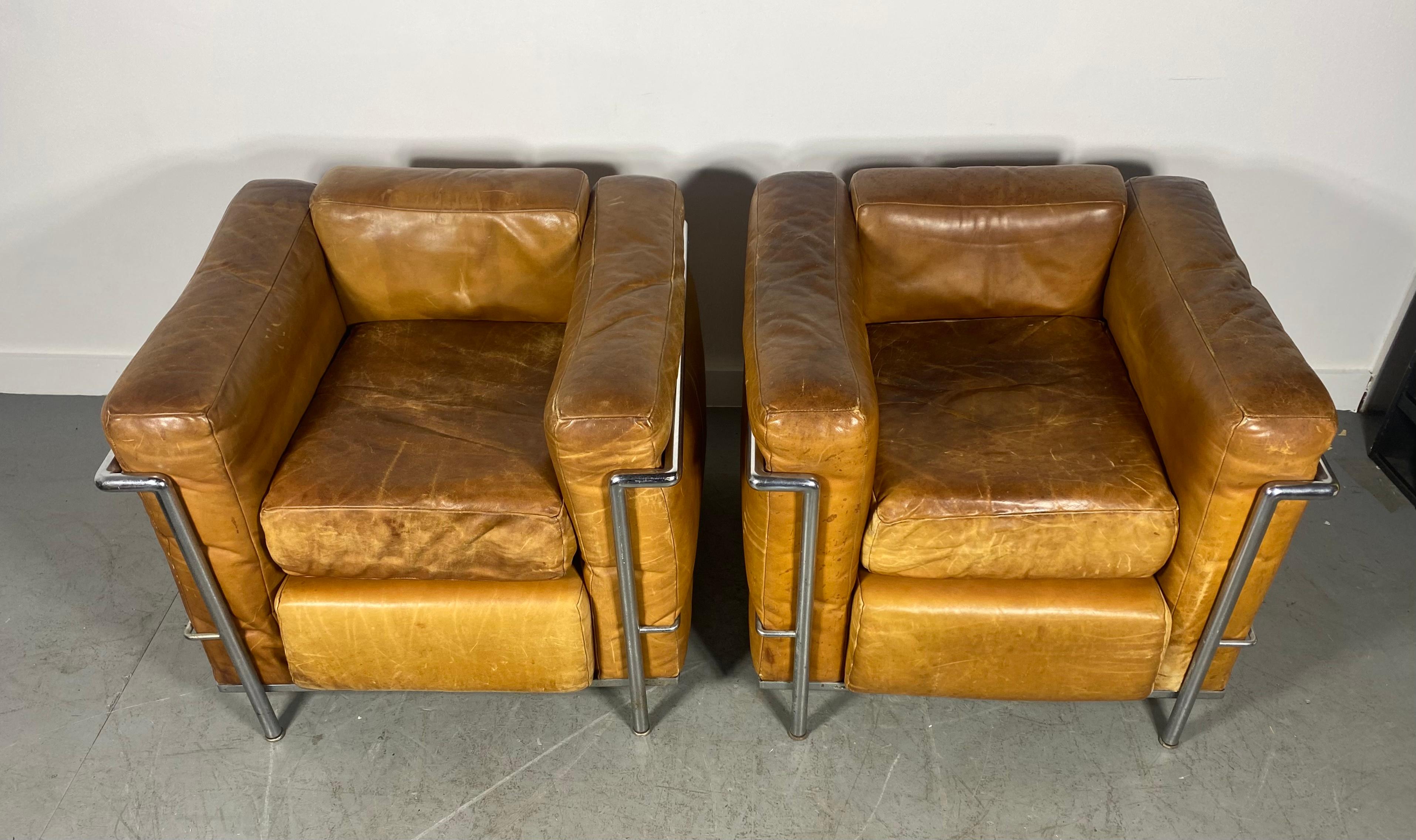 Cuir Petit fauteuil modèle LC2 Le Corbusier en cuir fumé d'origine en vente