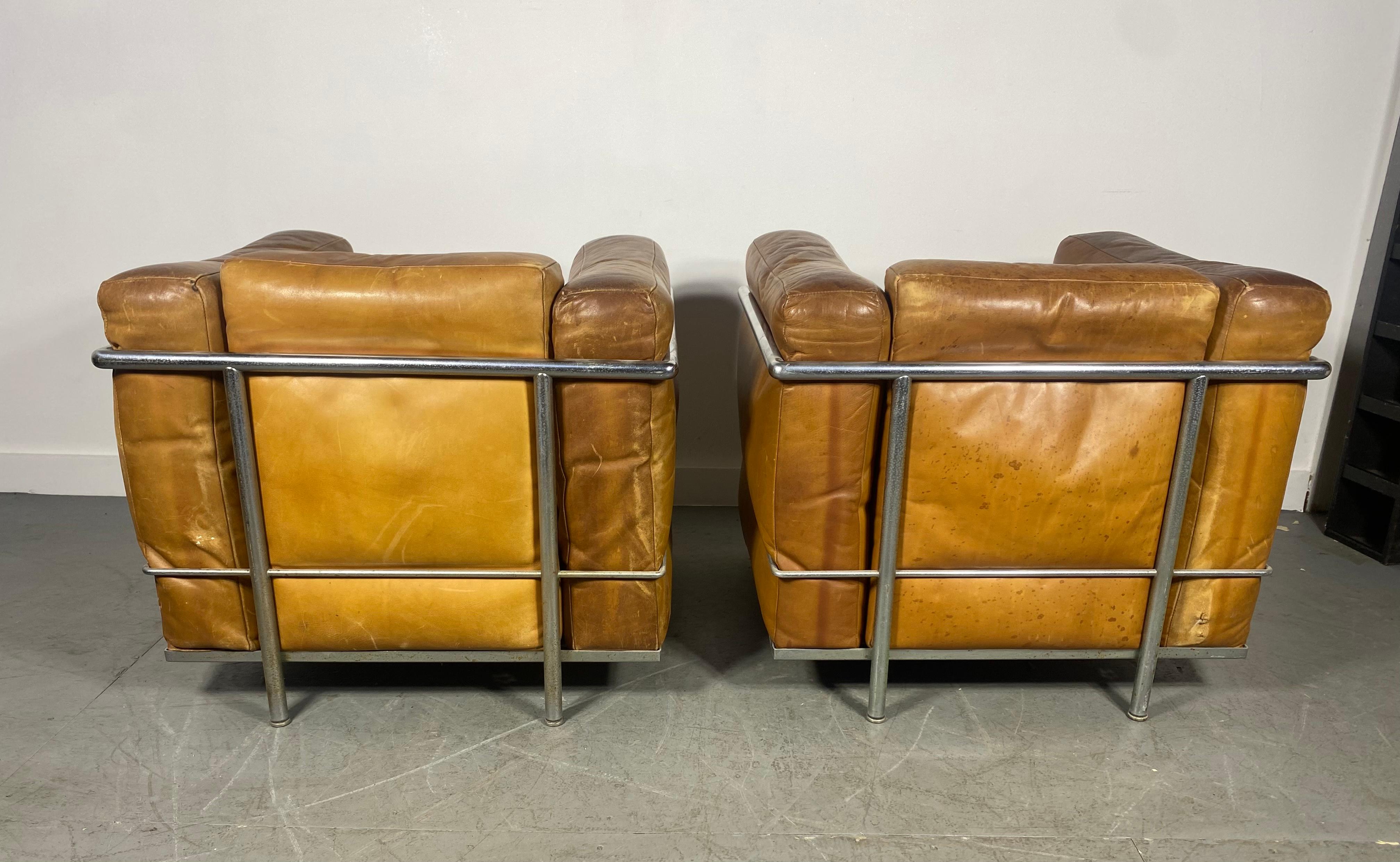 Petit fauteuil modèle LC2 Le Corbusier en cuir fumé d'origine en vente 1
