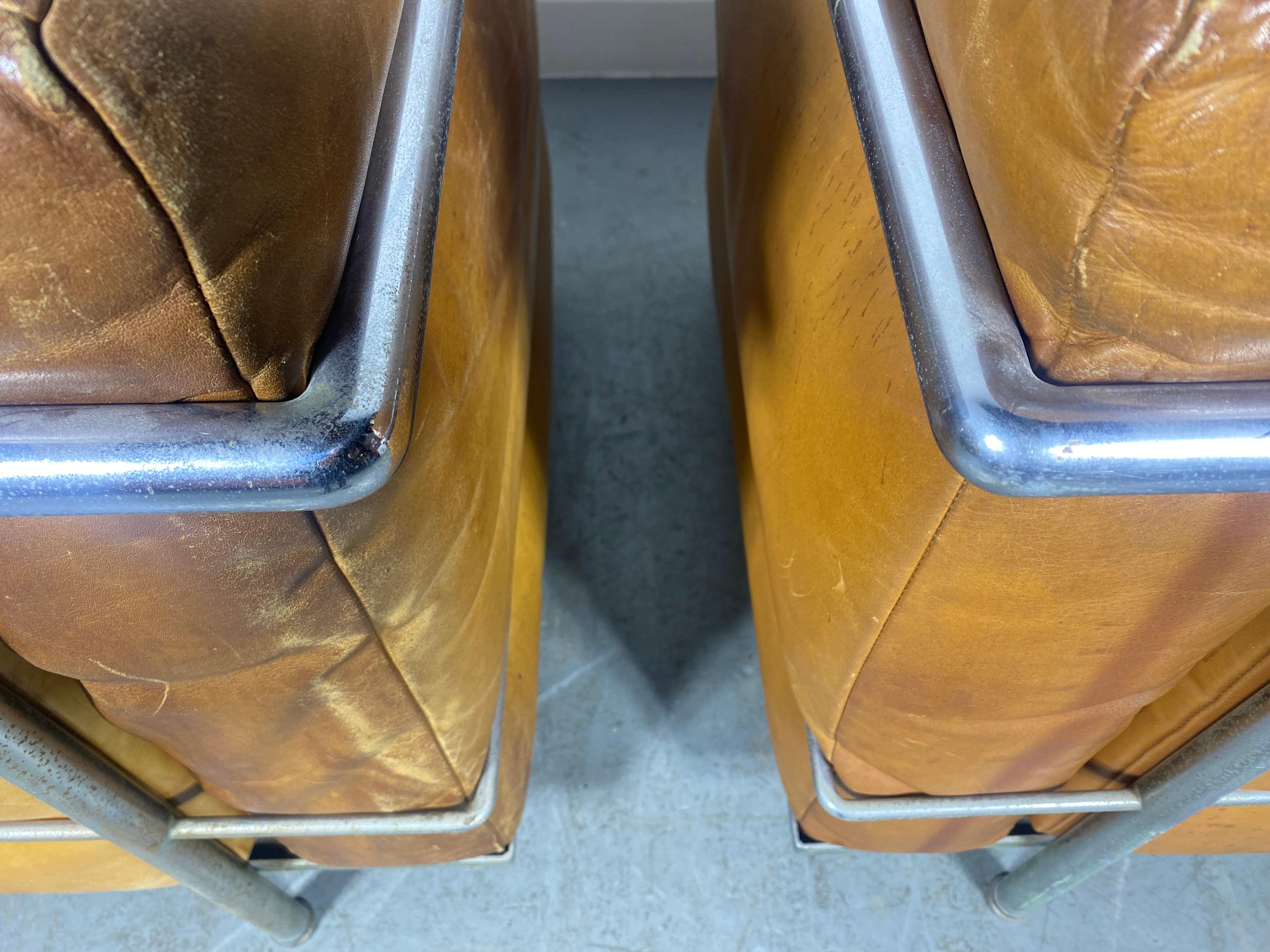 Früher Le Corbusier LC2 Kleiner Sessel aus Original-Tabakleder im Zustand „Starke Gebrauchsspuren“ im Angebot in Buffalo, NY