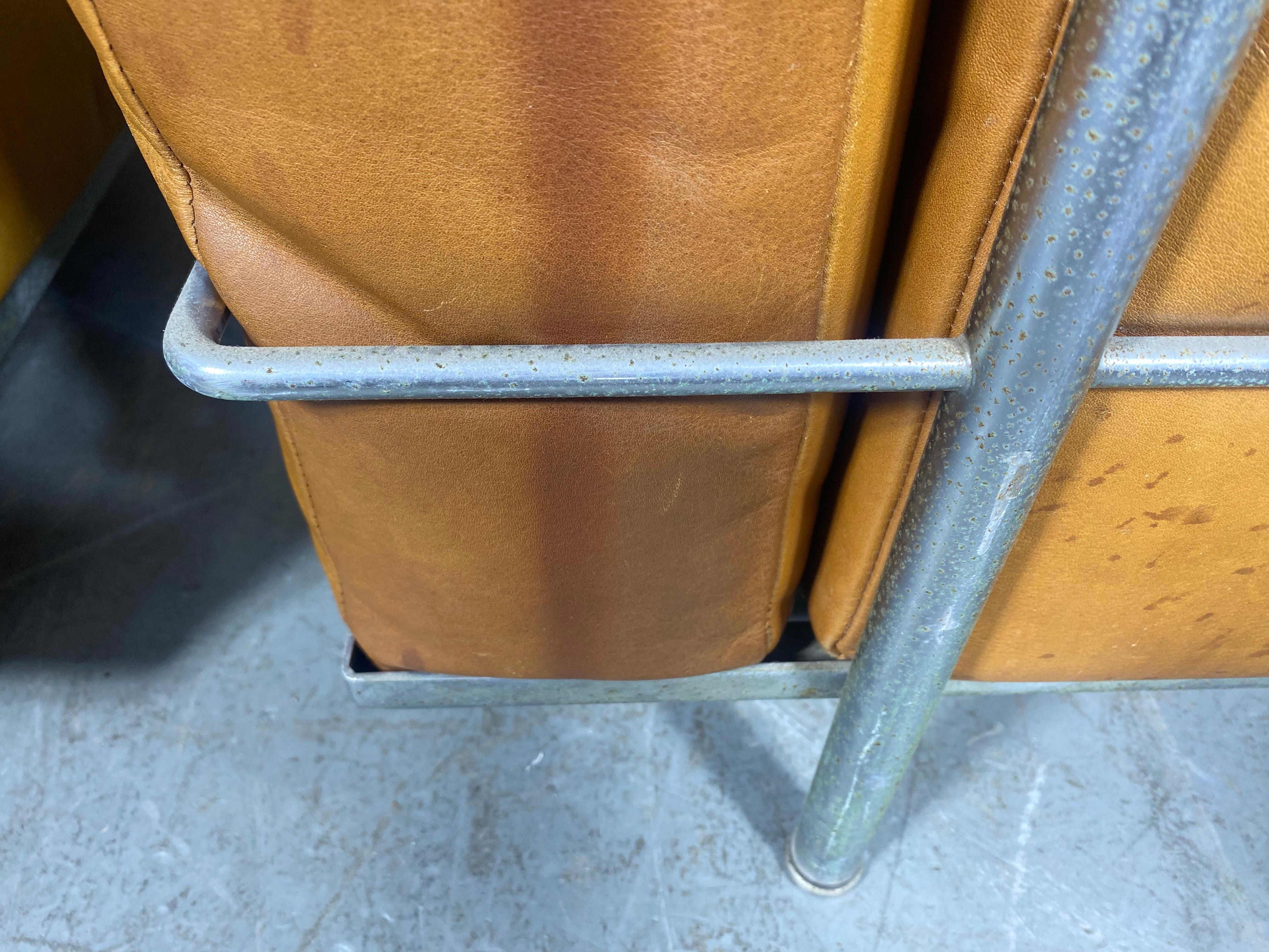 Petit fauteuil modèle LC2 Le Corbusier en cuir fumé d'origine Abîmé - En vente à Buffalo, NY