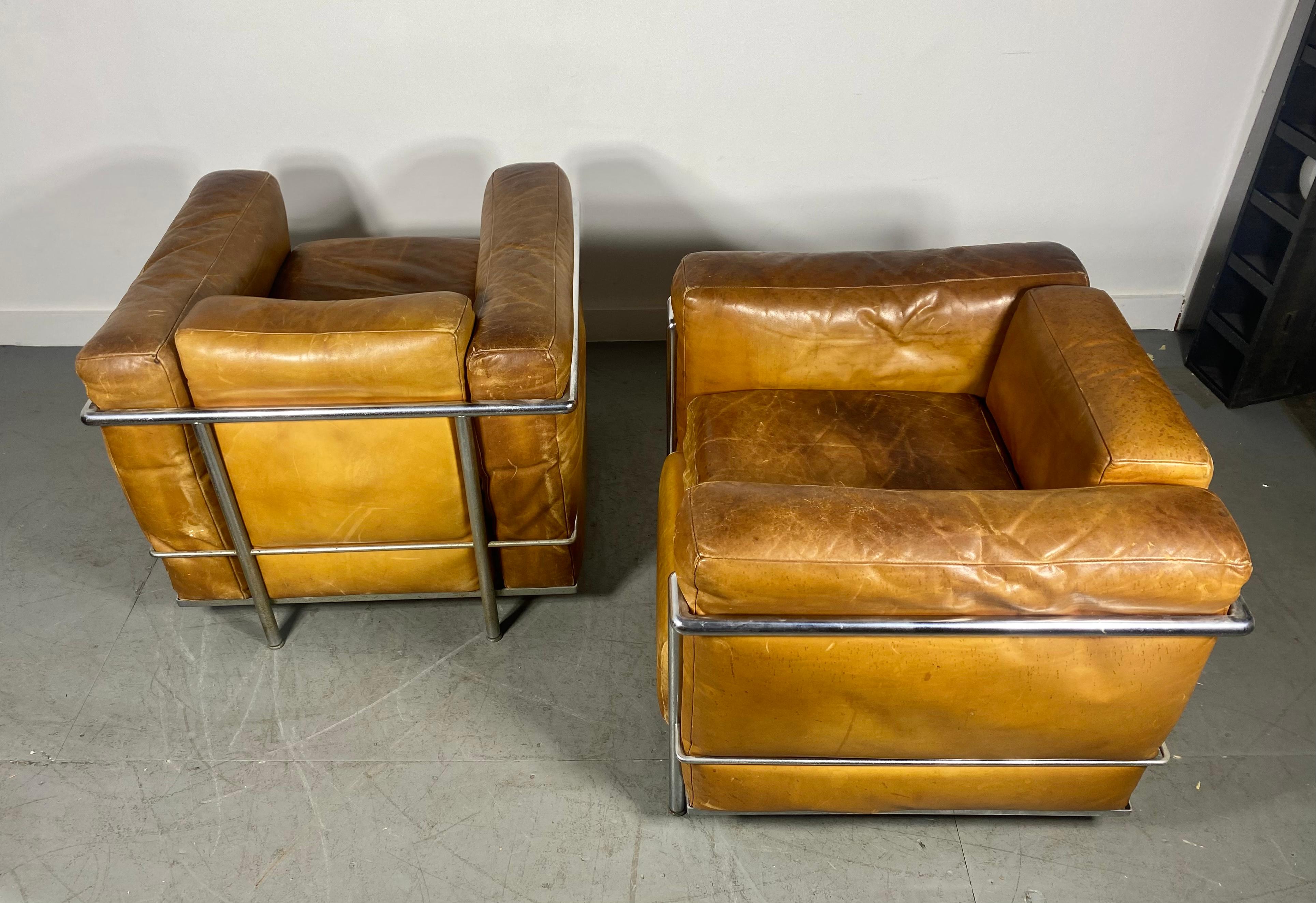 Milieu du XXe siècle Petit fauteuil modèle LC2 Le Corbusier en cuir fumé d'origine en vente