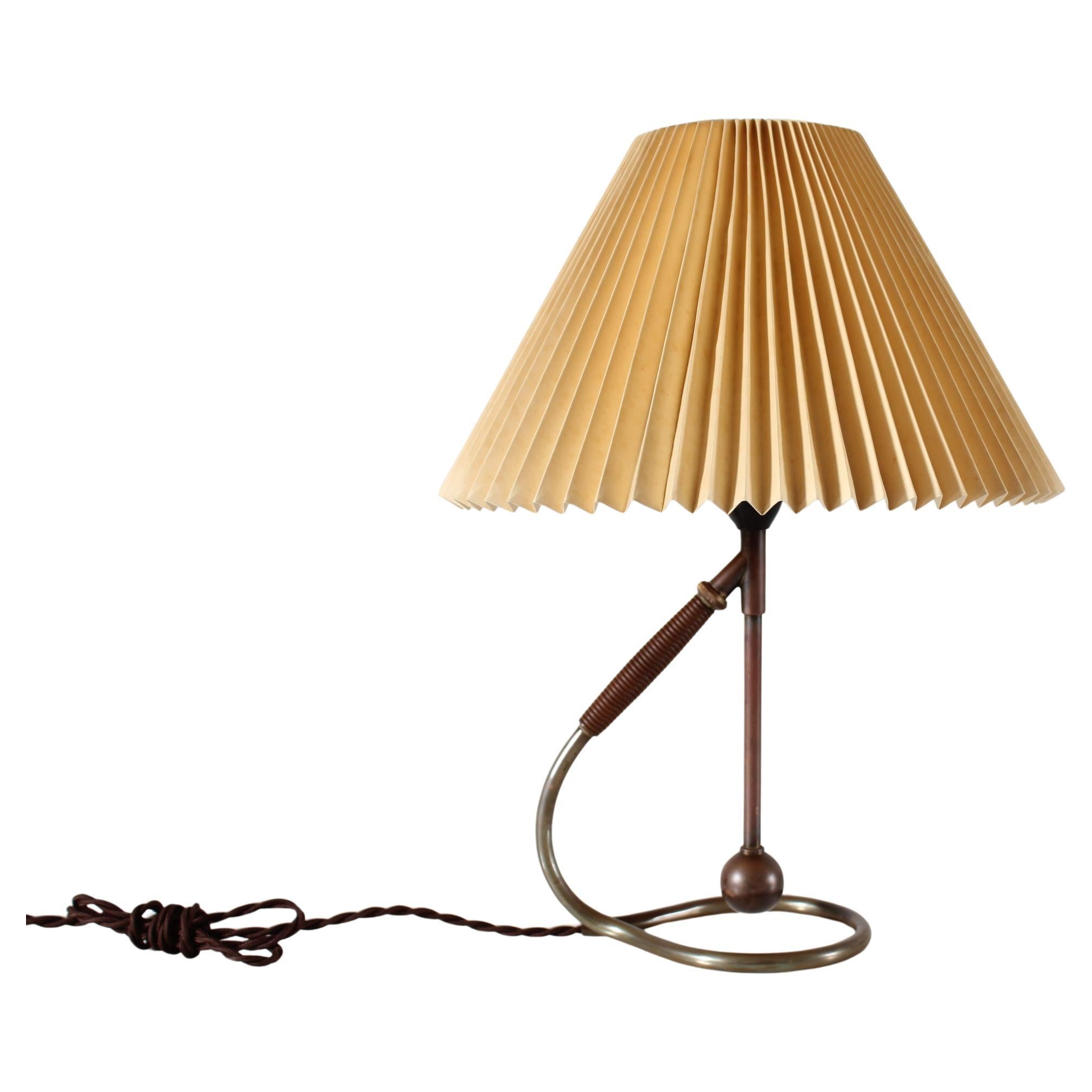 Rare original version !
Here is one of the legendary Danish Le Klint Table Lamps model 306 by Professor and Architect Kaare Klint
It is made of brass and comes with a vintage original Le Klint lampshade of paper.

You have the option of using the