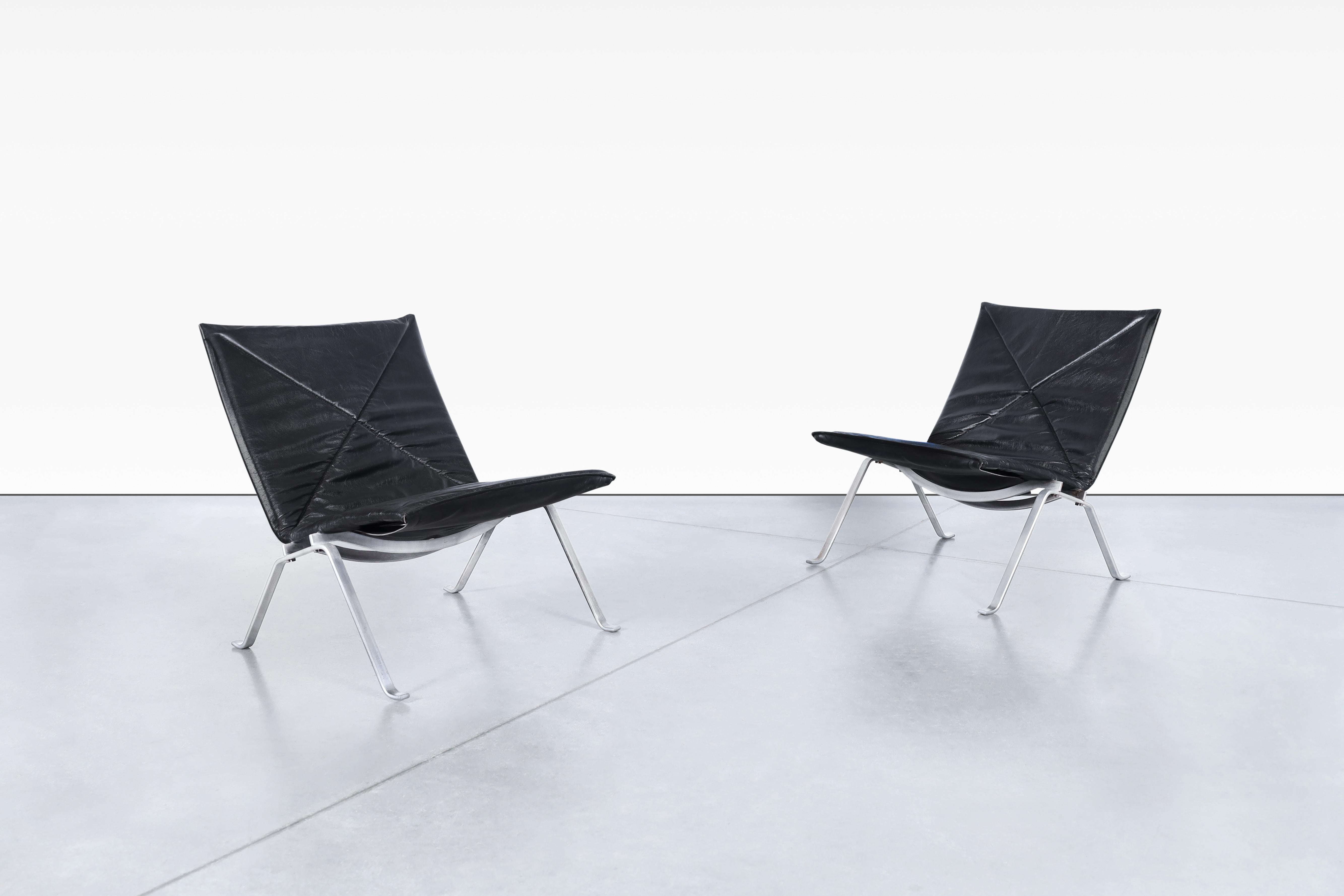 These vintage leather lounge chairs, designed by Poul Kjærholm for E. Kold Christensen in the 1950s, are a rare early production and a true collector's gem. Also known as model PK22, these chairs showcase the exquisite craftsmanship and timeless