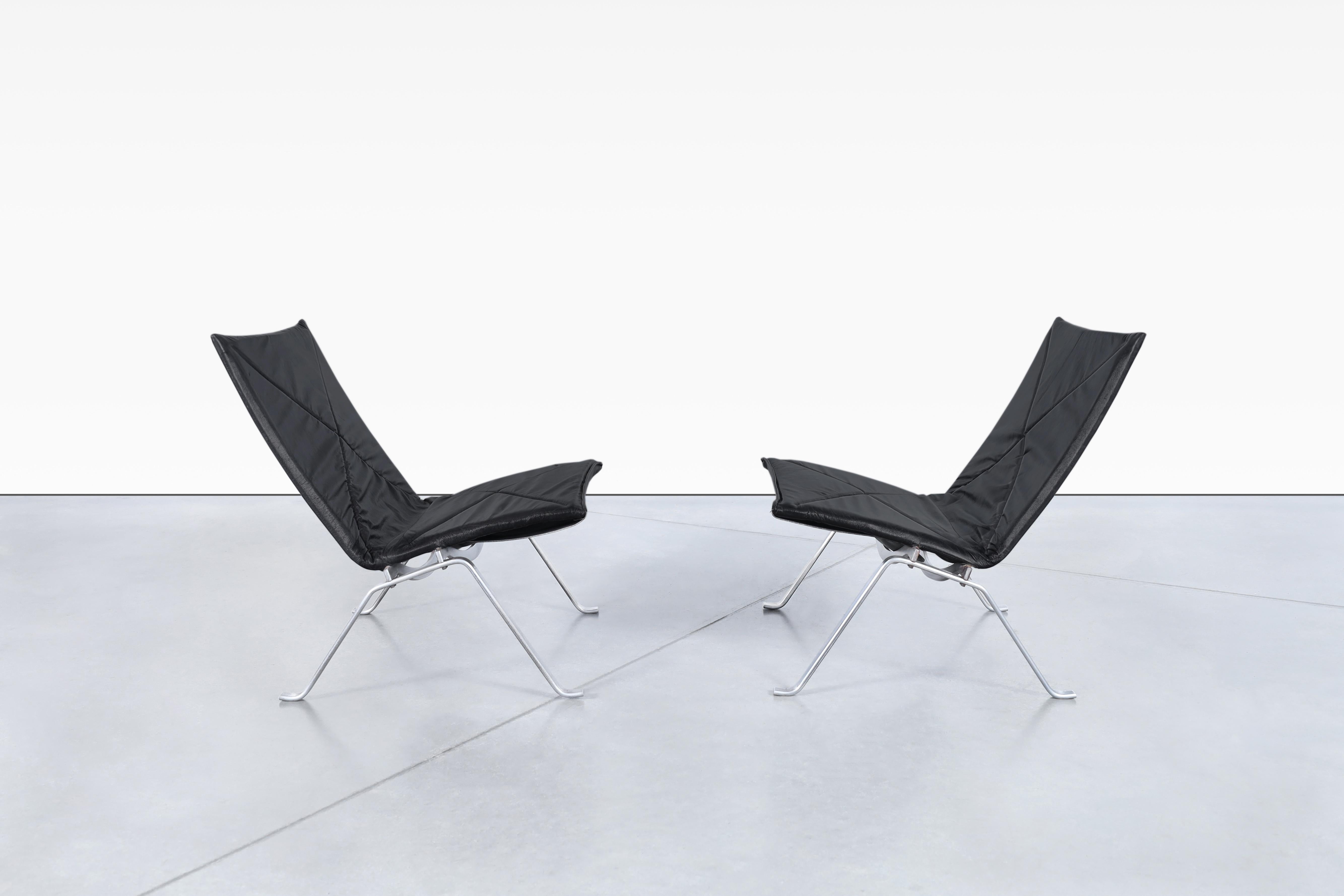 Danish Early Leather PK22 Lounge Chairs by Poul Kjearholm for E. Kold Christensen For Sale