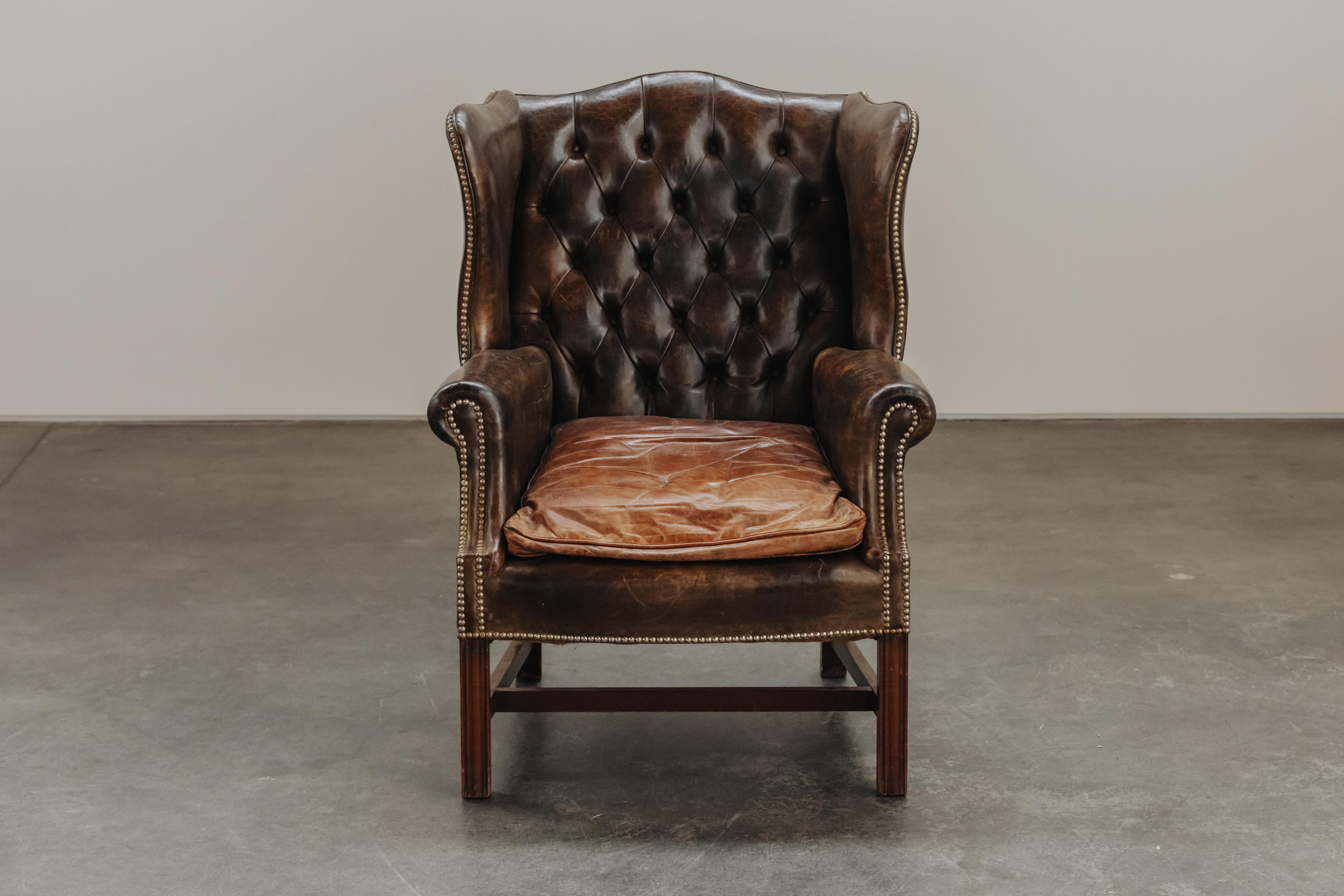 Sedia a dondolo in pelle proveniente dalla Francia, circa 1950.  Rivestimento originale in pelle marrone con una patina e un utilizzo fantastici.
