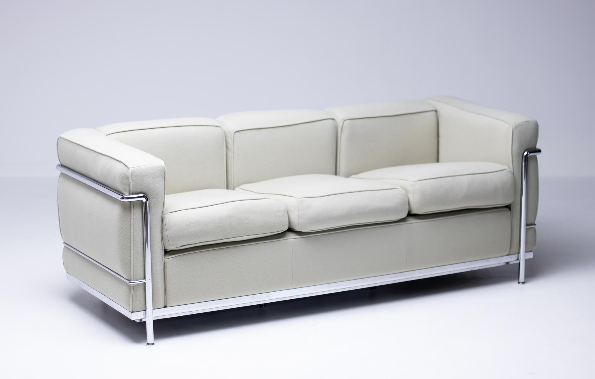 The 'LC2 - Petite Modèle' is the pinnacle in living grand; grand in style and grand in comfort. 
Le Corbusier furniture in this original 'Le Corbusier's Polychromie Architecturale' color felt is impossible to find.
The original sand/grey felt