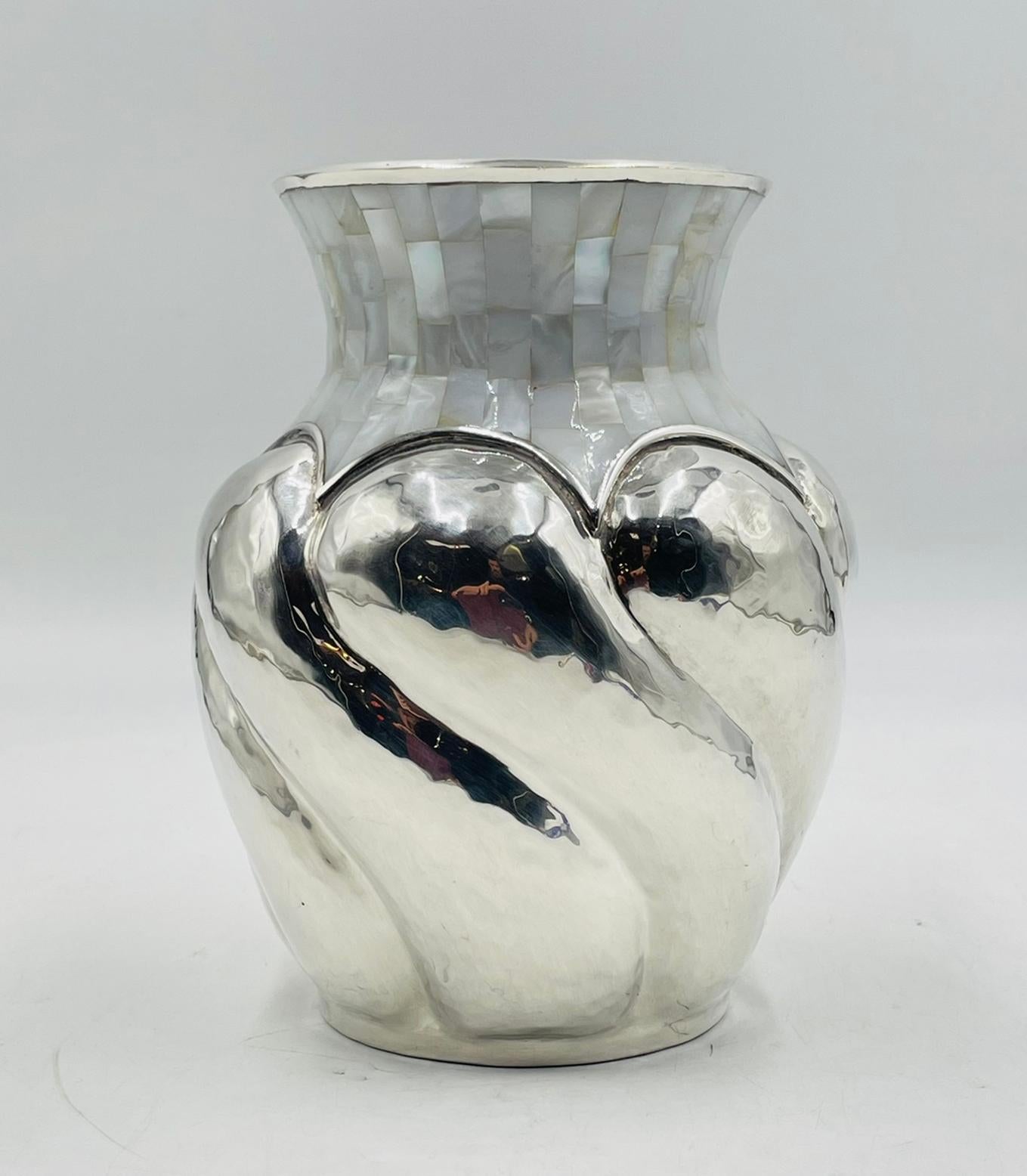 Eine seltene und frühe Vase von Los Castillo, gefertigt aus Silberblech mit einer beeindruckenden Perlmutteinlage, die die für das Studio typische Kombination aus feiner Metallarbeit und organischen Materialien zeigt. Die bauchige Form zeichnet sich