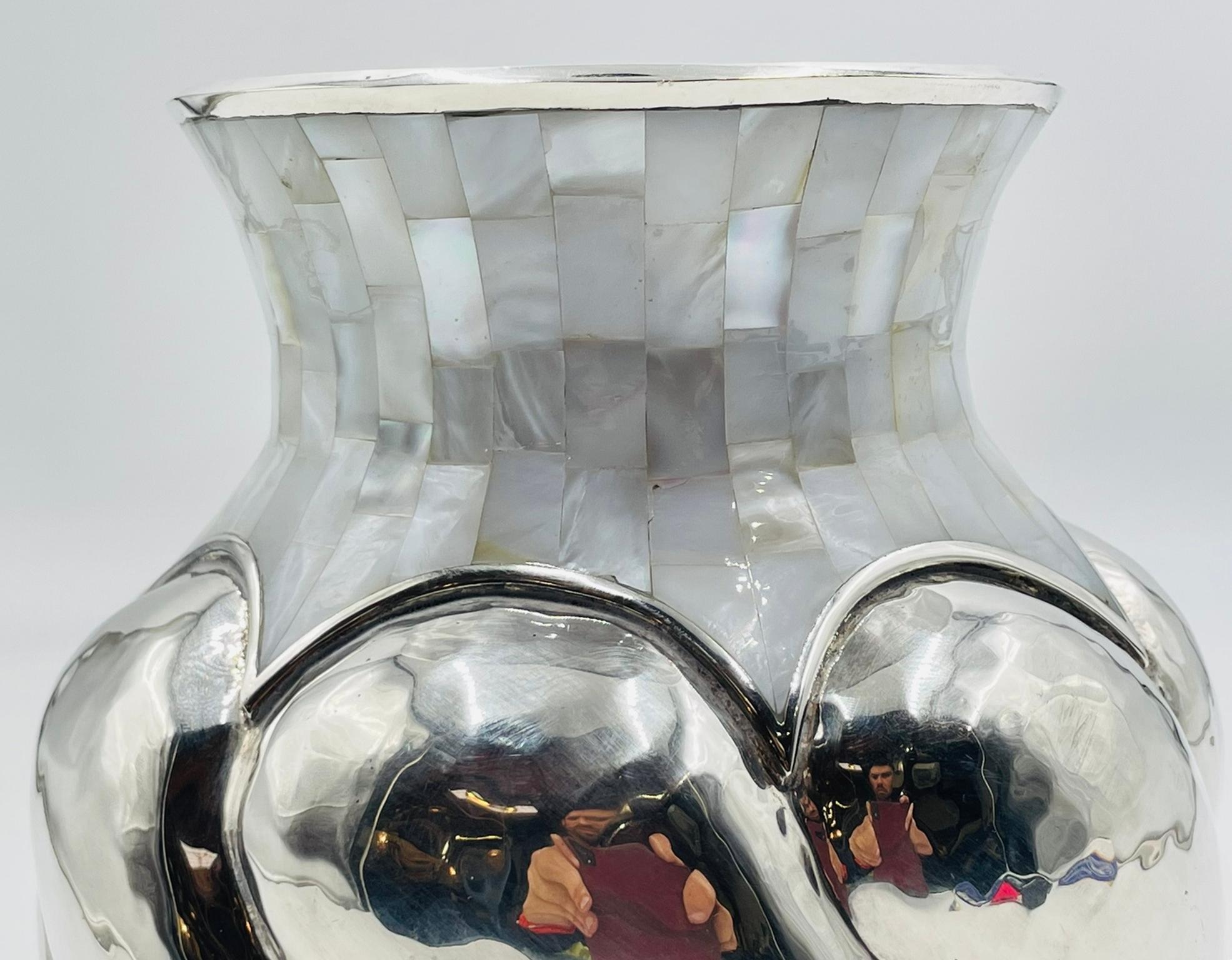 Frühe Los Castillo Vase mit Perlmutt-Intarsien, mexikanischer Modernist im Zustand „Gut“ im Angebot in Los Angeles, CA