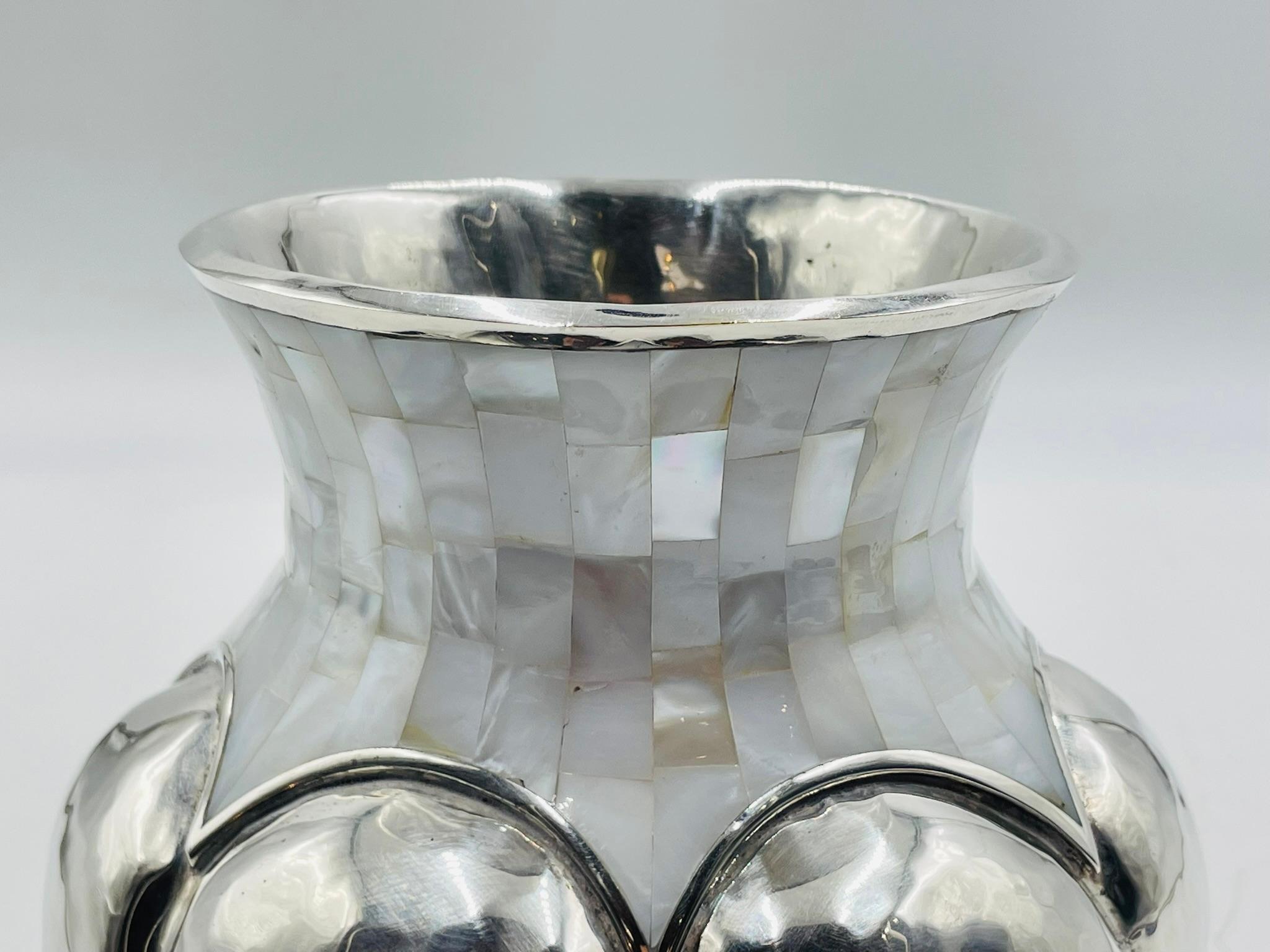 Frühe Los Castillo Vase mit Perlmutt-Intarsien, mexikanischer Modernist (Mitte des 20. Jahrhunderts) im Angebot