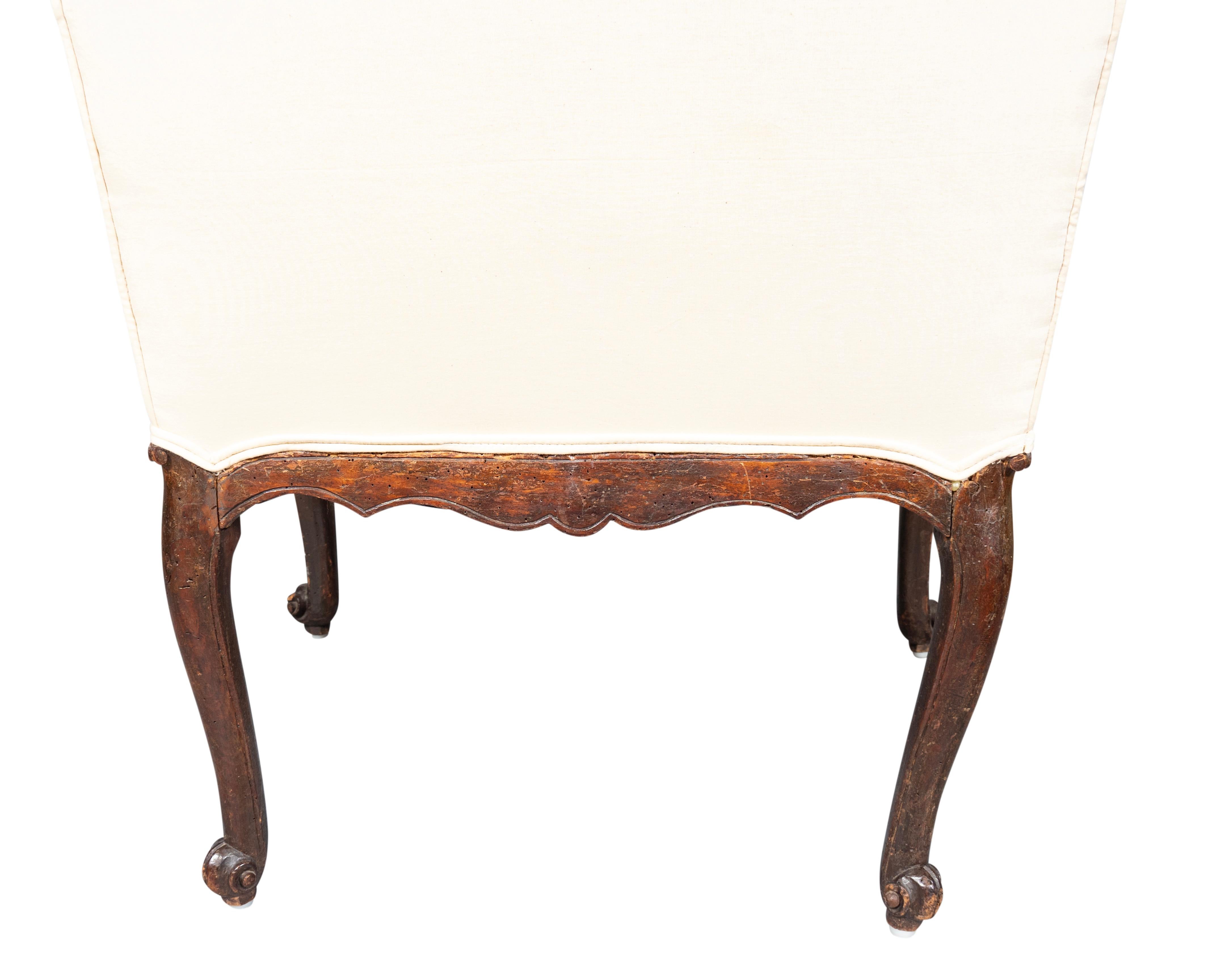 Poltrona in noce Luigi XV in vendita 4