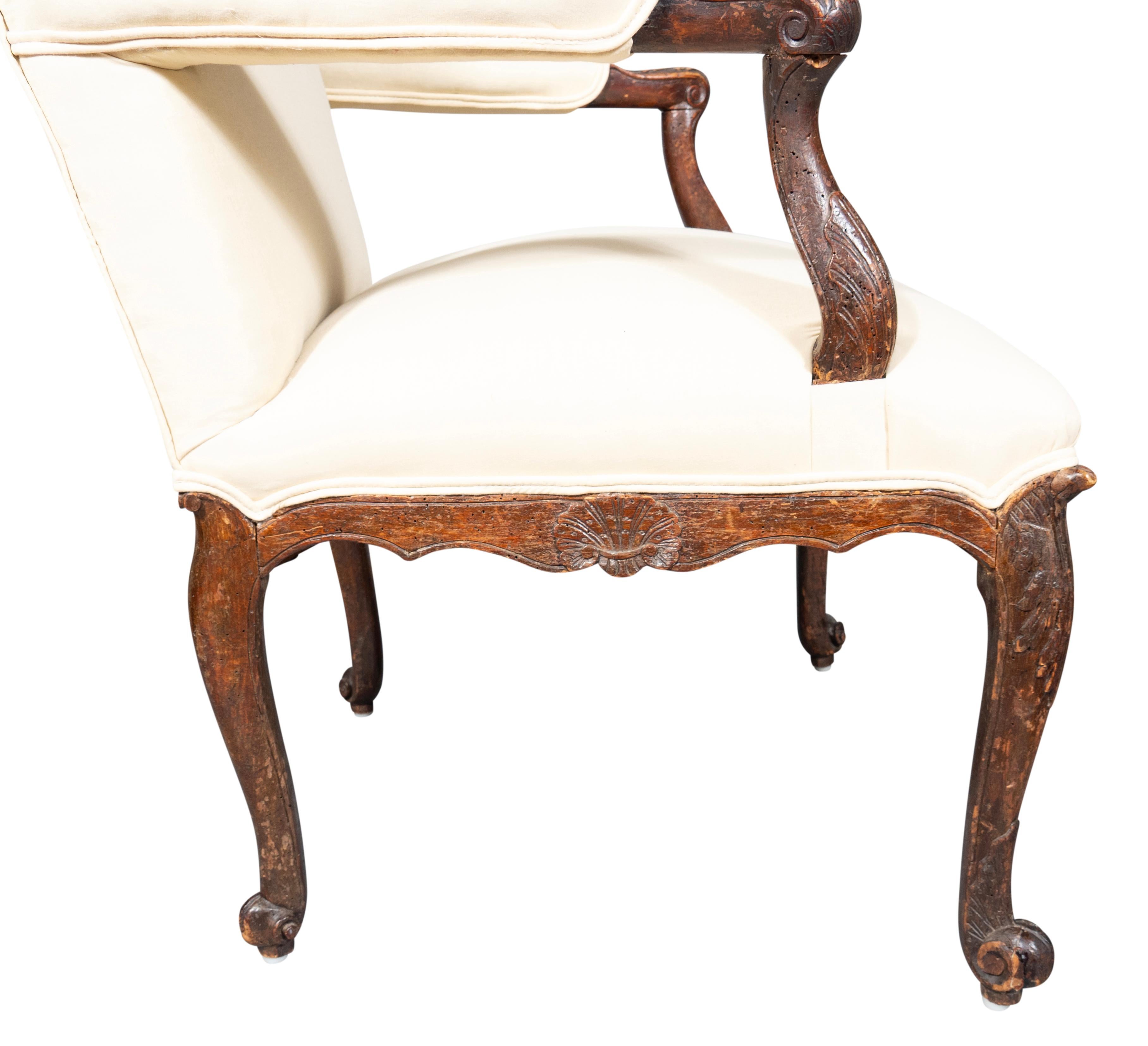 Poltrona in noce Luigi XV in vendita 3