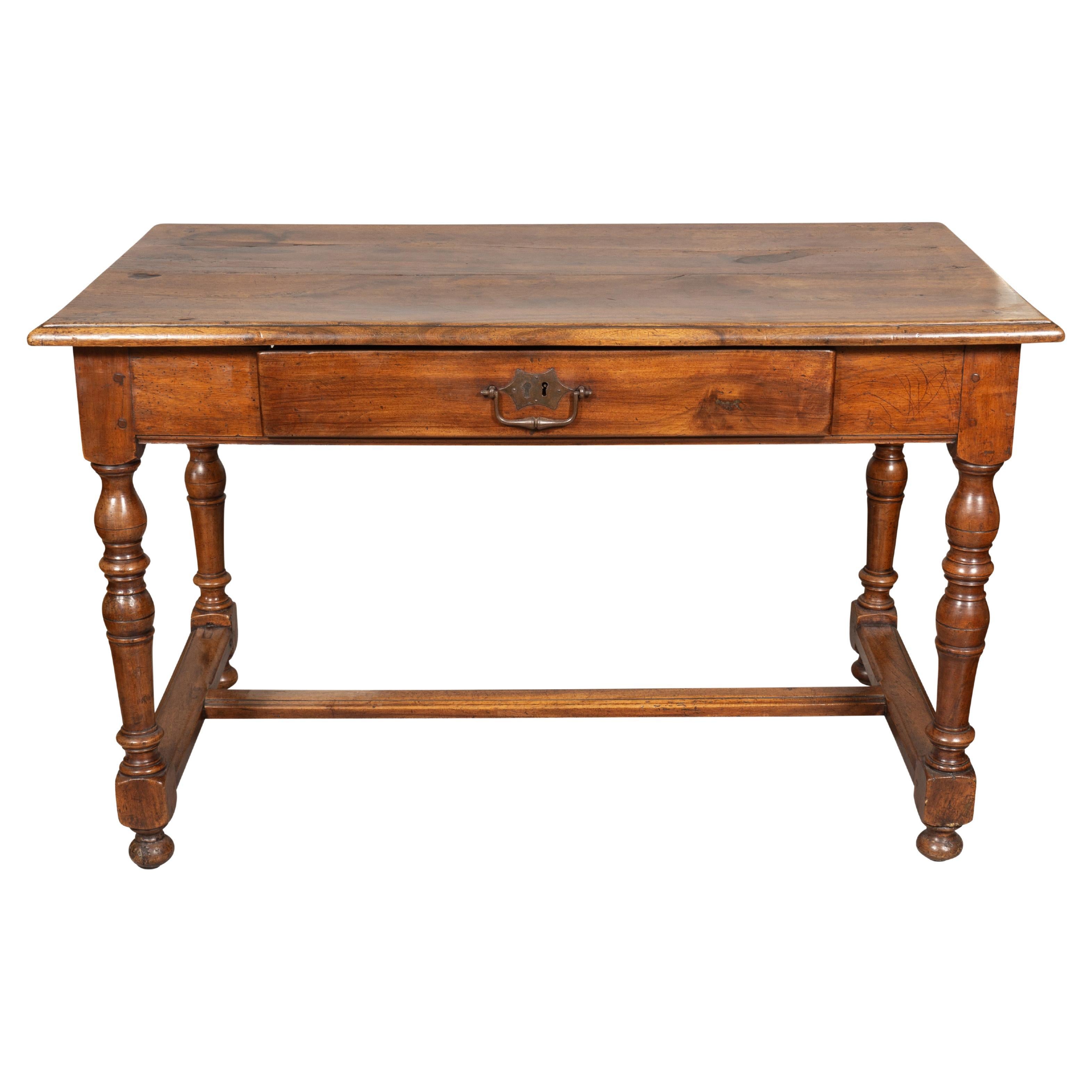 Table en noyer Louis XV