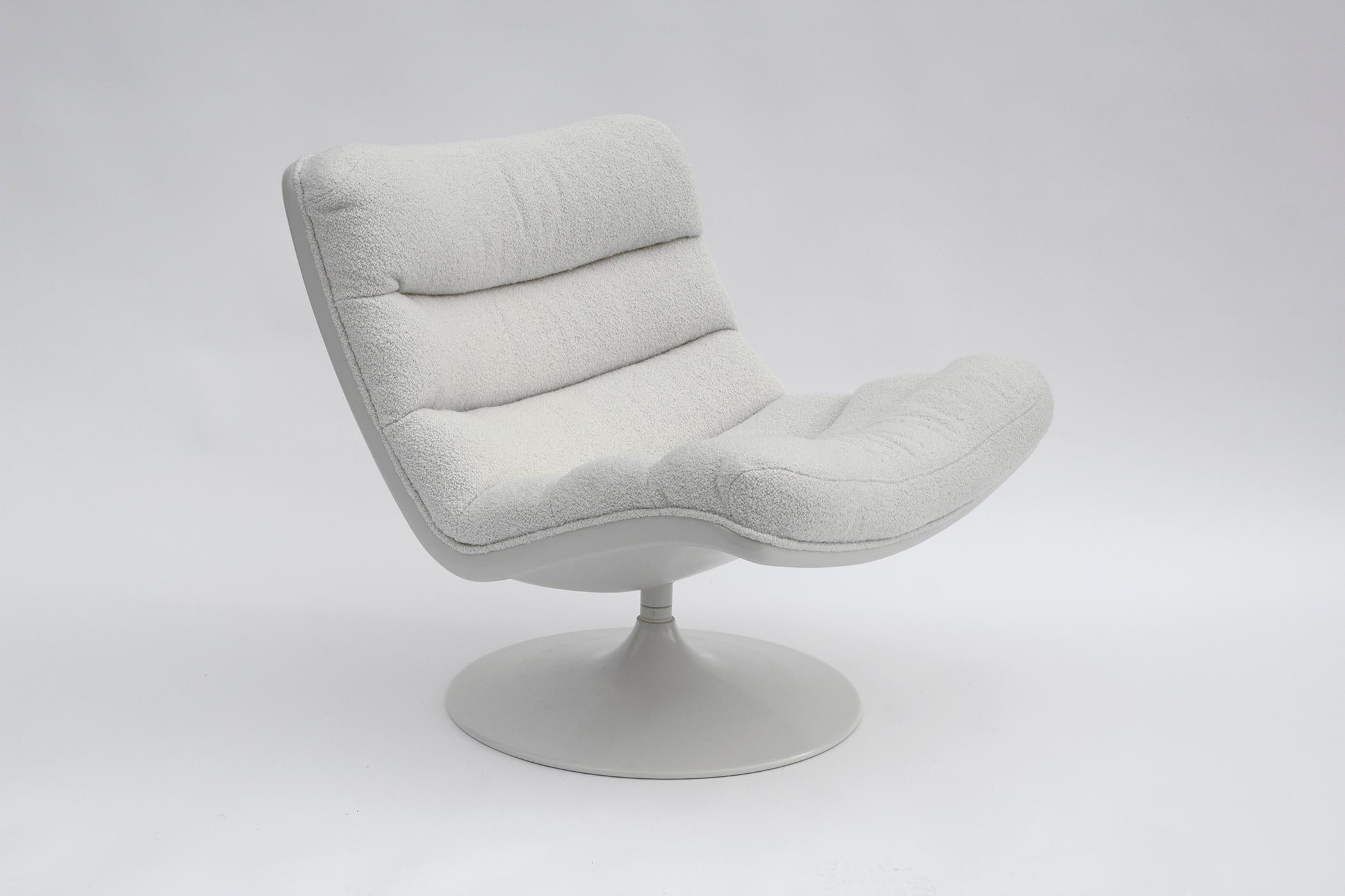 Lounge chair model F978 designed by Geoffrey Harcourt for Artifort, 1968. The lounge chair is early production, has the optional swivel base and has been completely restored with new foam, lacquer with a new beautiful boucle upholstery. Excellent