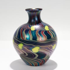 Vaso in vetro artistico di Lundberg Studios, tipo Favrile iridescente con cuori gialli, di prima età.