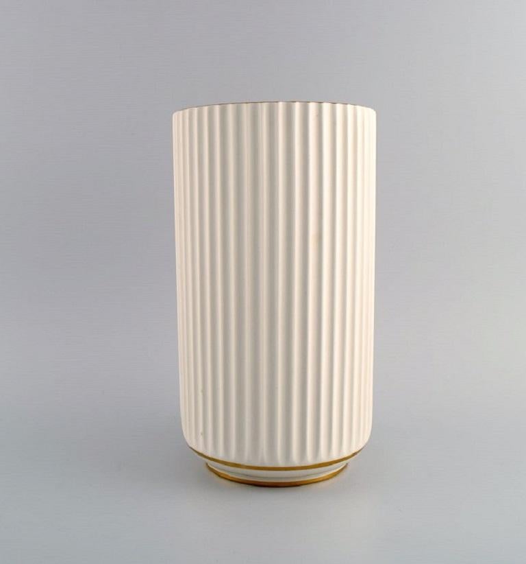 Early Lyngby porcelain vase with gold decoration. Dated 1936-1940.
Measures: 25.5 x 14.5 cm.
In excellent condition.
Stamped.