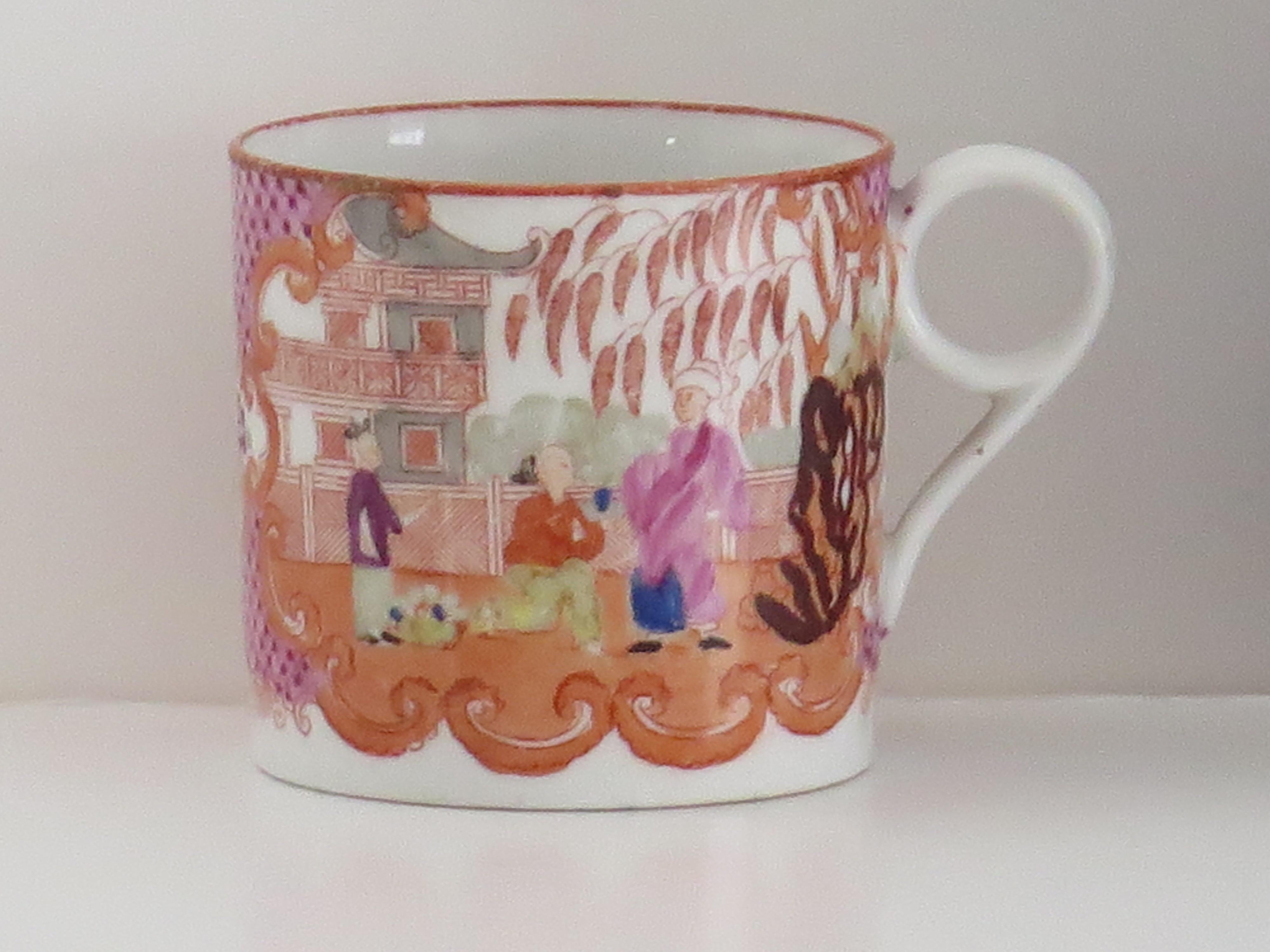 Il s'agit d'une boîte à café ou d'une tasse en porcelaine de Machin présentant un très beau motif de Chinoiserie et datant du tout début du XIXe siècle, fin de la période géorgienne.

Cette boîte à café a des côtés nominalement parallèles et une