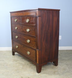 Commode en acajou ancien, incrustation en bois de citronnier, tiroirs secrets sur frise supérieure