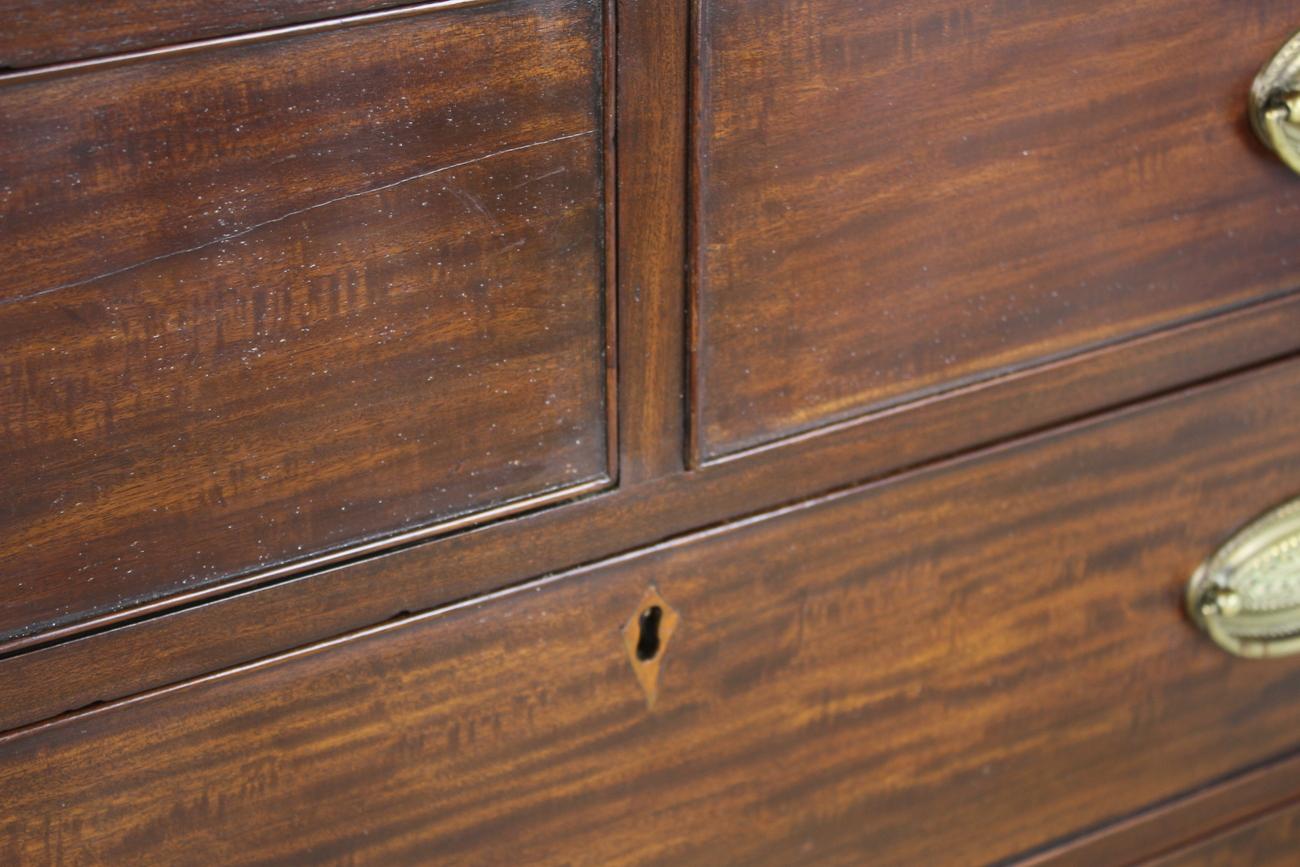 Cassettone in mogano, intarsi in legno satinato, cassetti segreti sul fregio superiore in vendita 1