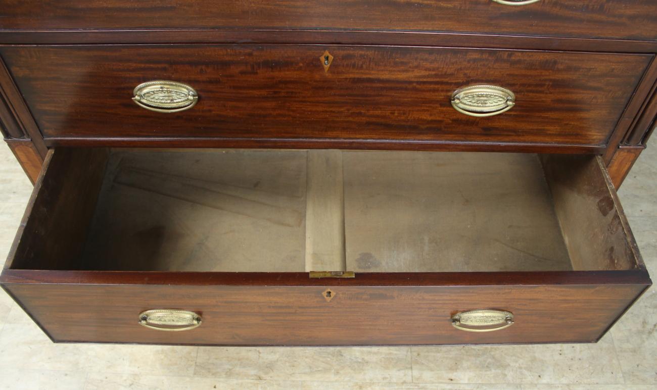 Cassettone in mogano, intarsi in legno satinato, cassetti segreti sul fregio superiore in vendita 2
