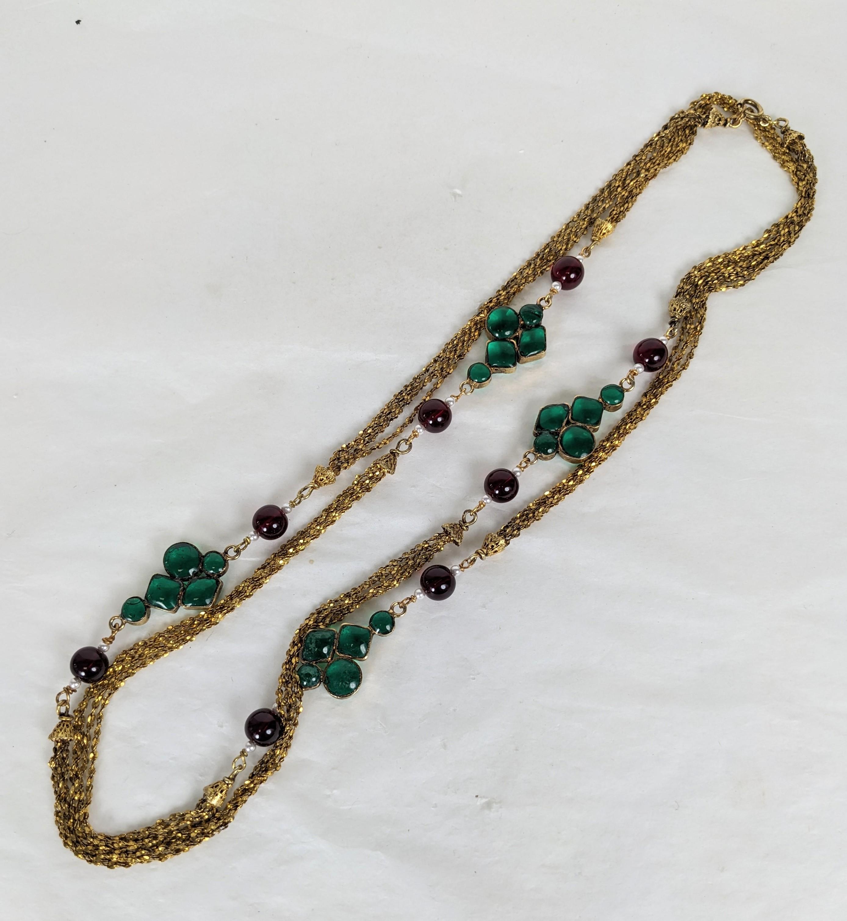 Frühes Maison Goossens für Chanel Elaborate Sautoir aus den 1960er Jahren. Sie besteht aus fein gedrehten und strukturierten vergoldeten Kettenstationen, die in filigranen Perlenkappen enden. Mit Motiven von byzantinischen Kreuzen im primitiven Stil