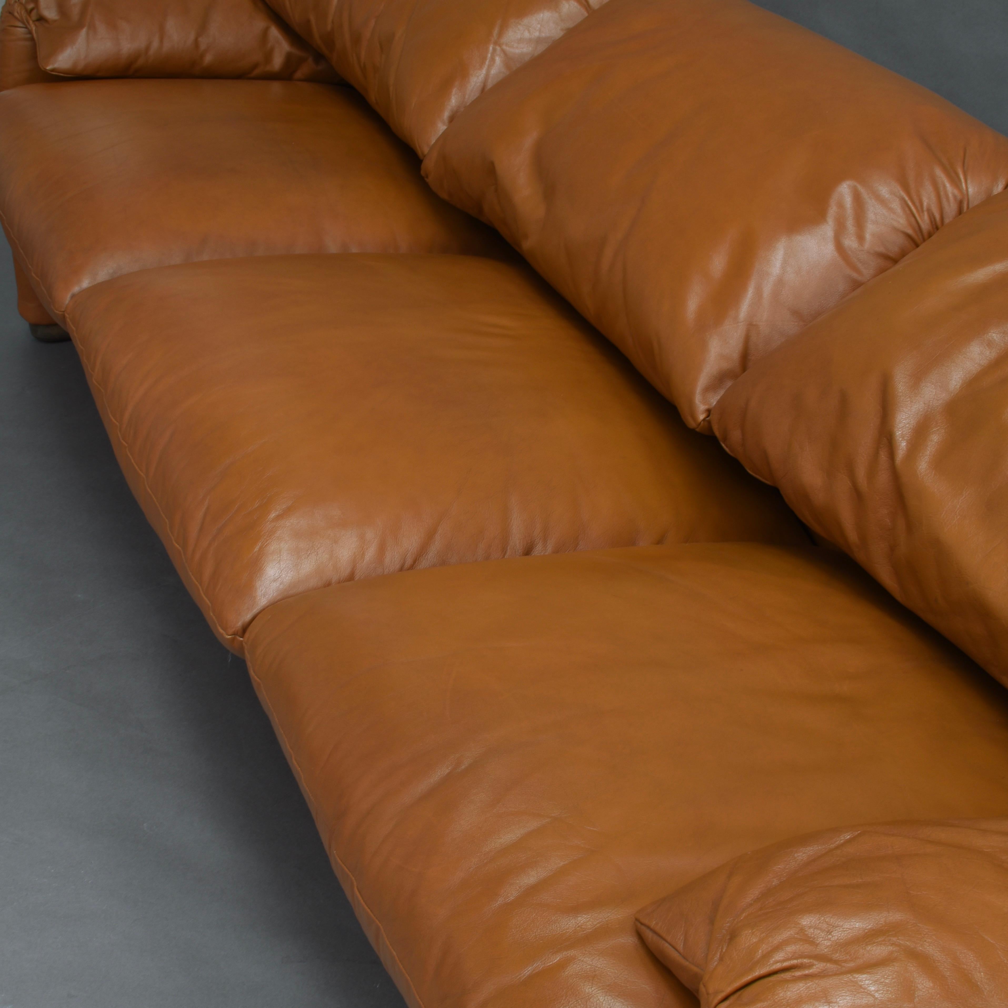Early Maralunga Sofa in Tan Leather by Vico Magistretti for Cassina, Italy, 1973 7