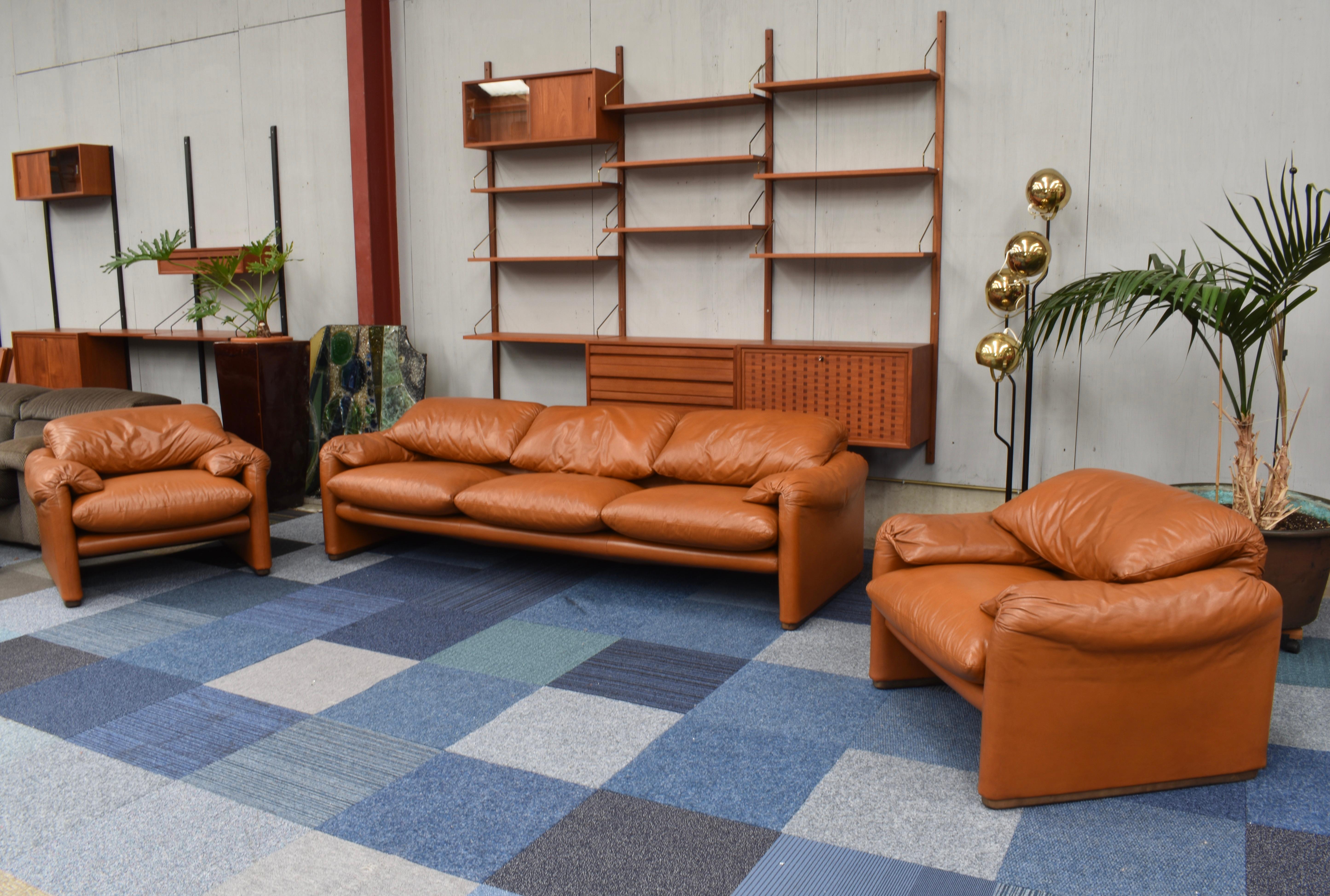 Very early edition Maralunga sofa by Vico Magistretti for Cassina – 1973.

The sofa is made in tan colored leather and has wood legs. The extractable head-rests work but the mechanisms are a bit weak. The leather has age related patina but still