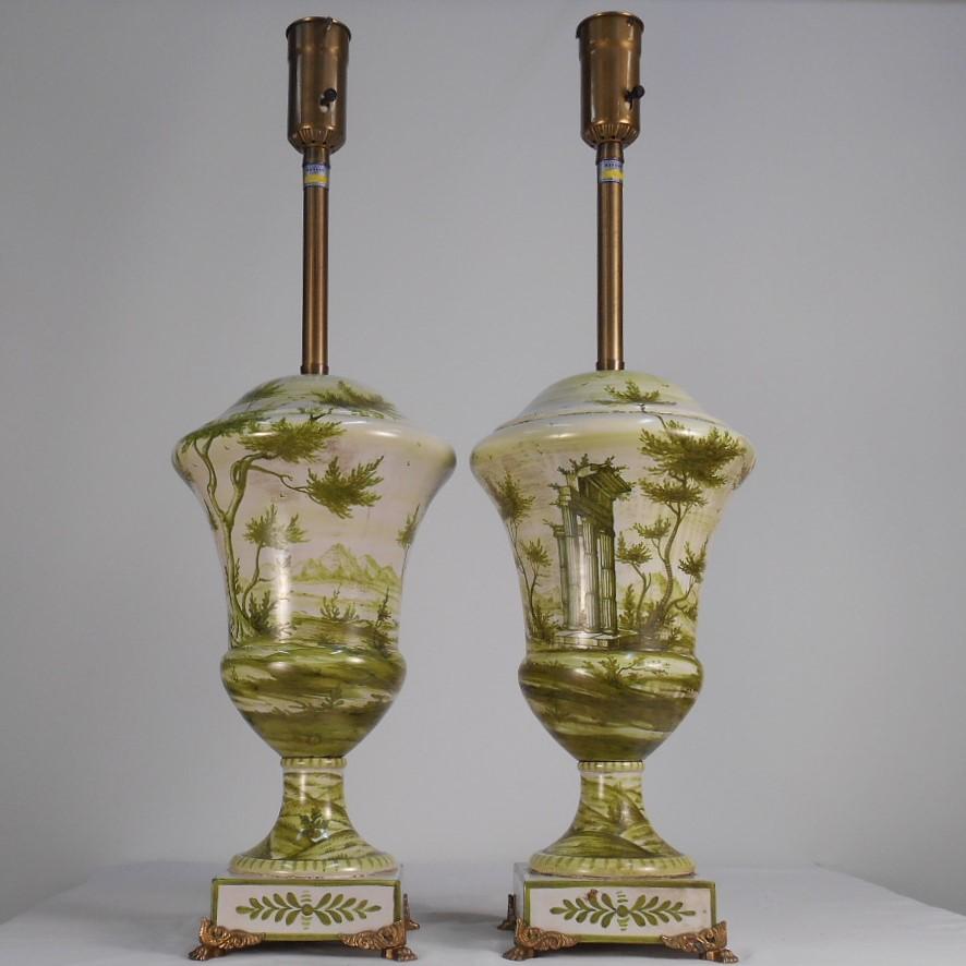 Paire de lampes urnes Marbro anciennes avec des ruines romaines peintes en vert en vente 2