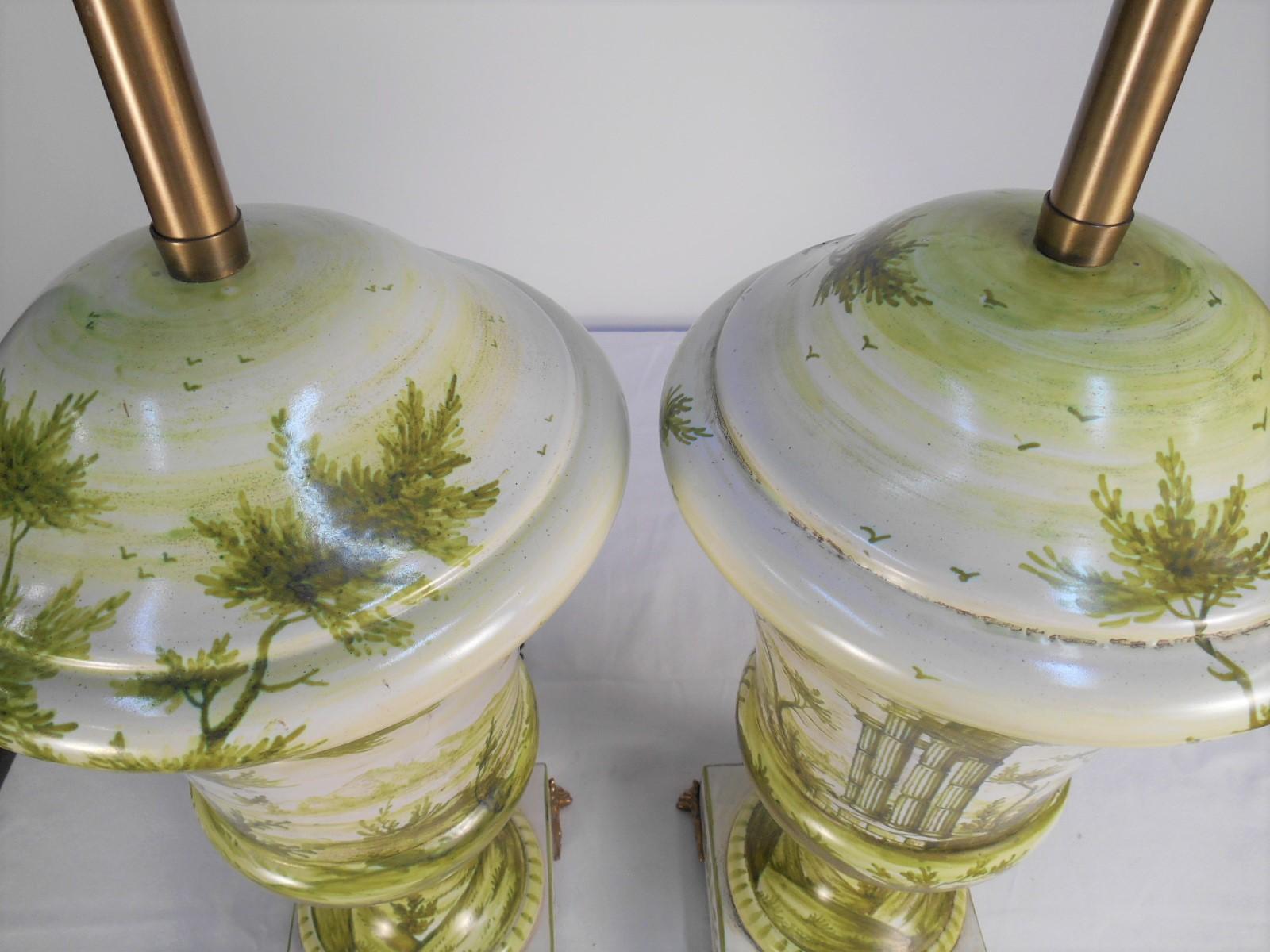 Peint Paire de lampes urnes Marbro anciennes avec des ruines romaines peintes en vert en vente