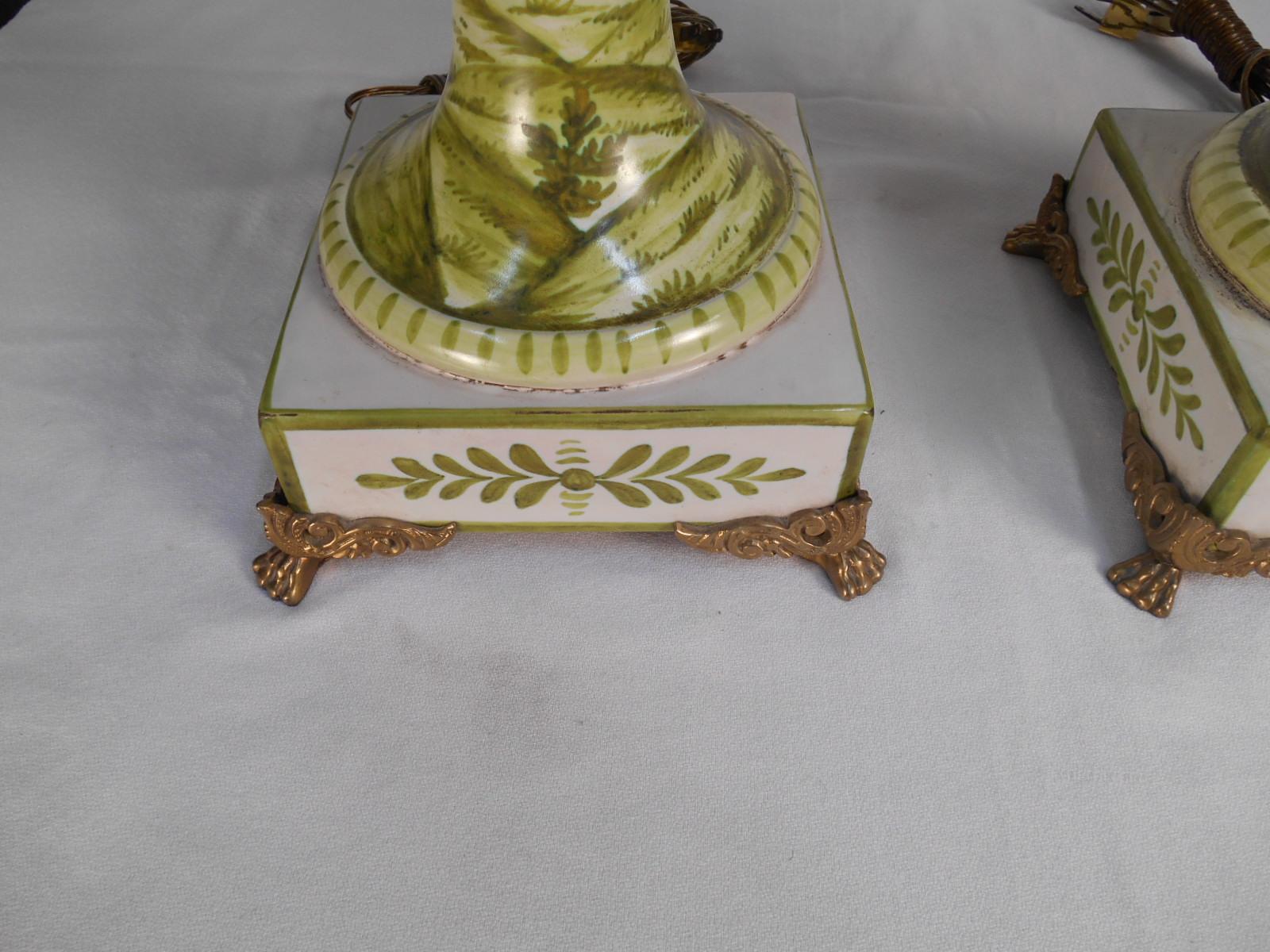 Paire de lampes urnes Marbro anciennes avec des ruines romaines peintes en vert Bon état - En vente à Denver, CO
