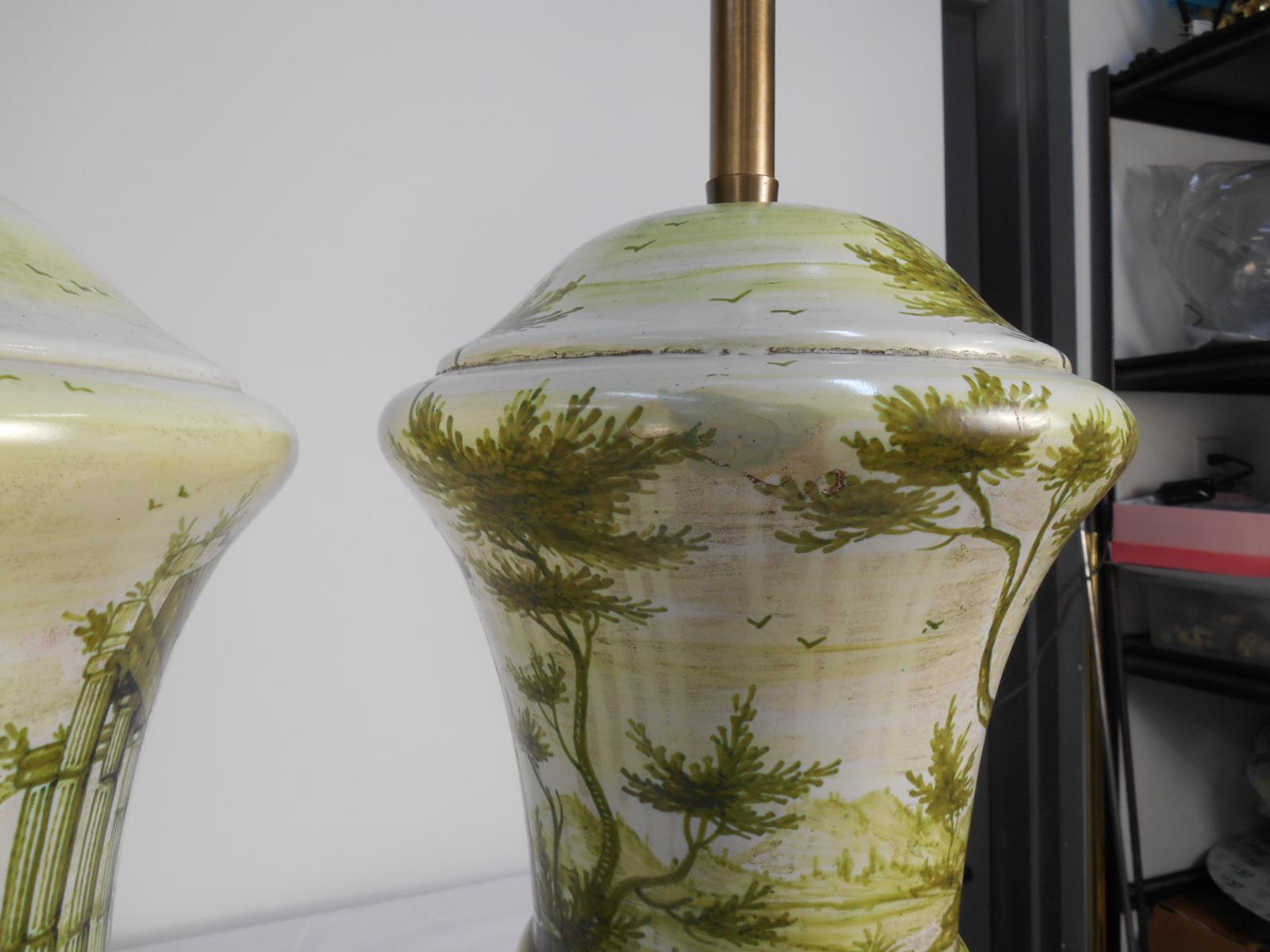 Milieu du XXe siècle Paire de lampes urnes Marbro anciennes avec des ruines romaines peintes en vert en vente