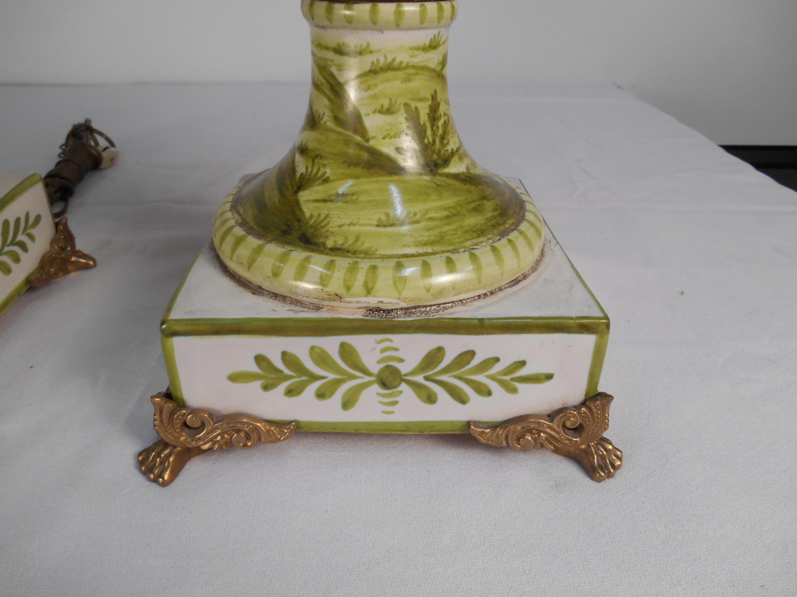 Paire de lampes urnes Marbro anciennes avec des ruines romaines peintes en vert en vente 1