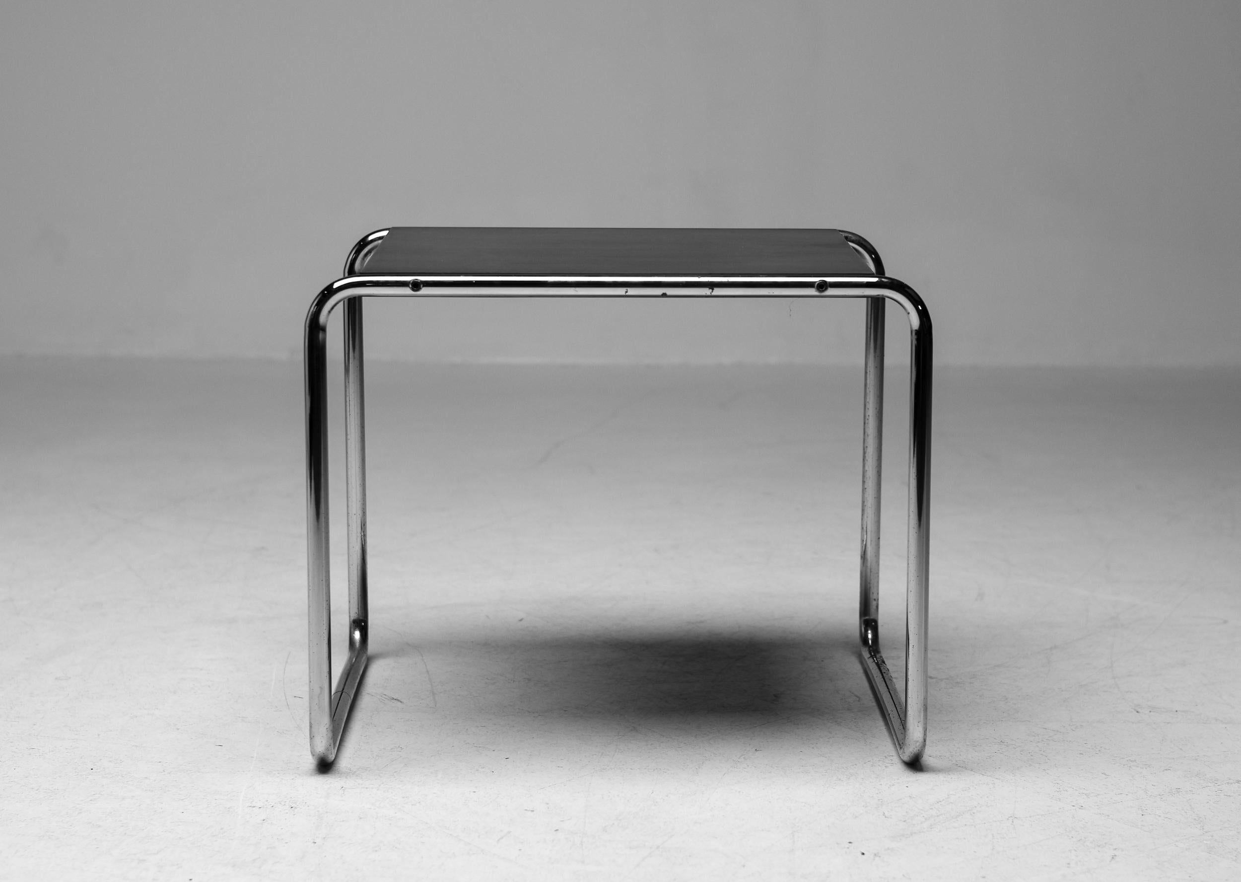 Mesa auxiliar de MDF cromado y lacado en negro, diseñada por Marcel Breuer a principios del siglo XX.  Fabricado por Gavina, Italia, 1960. 
Compramos esta mesa junto con otro ejemplar que está marcado con la etiqueta pre-Knoll Gavina, esta mesa no