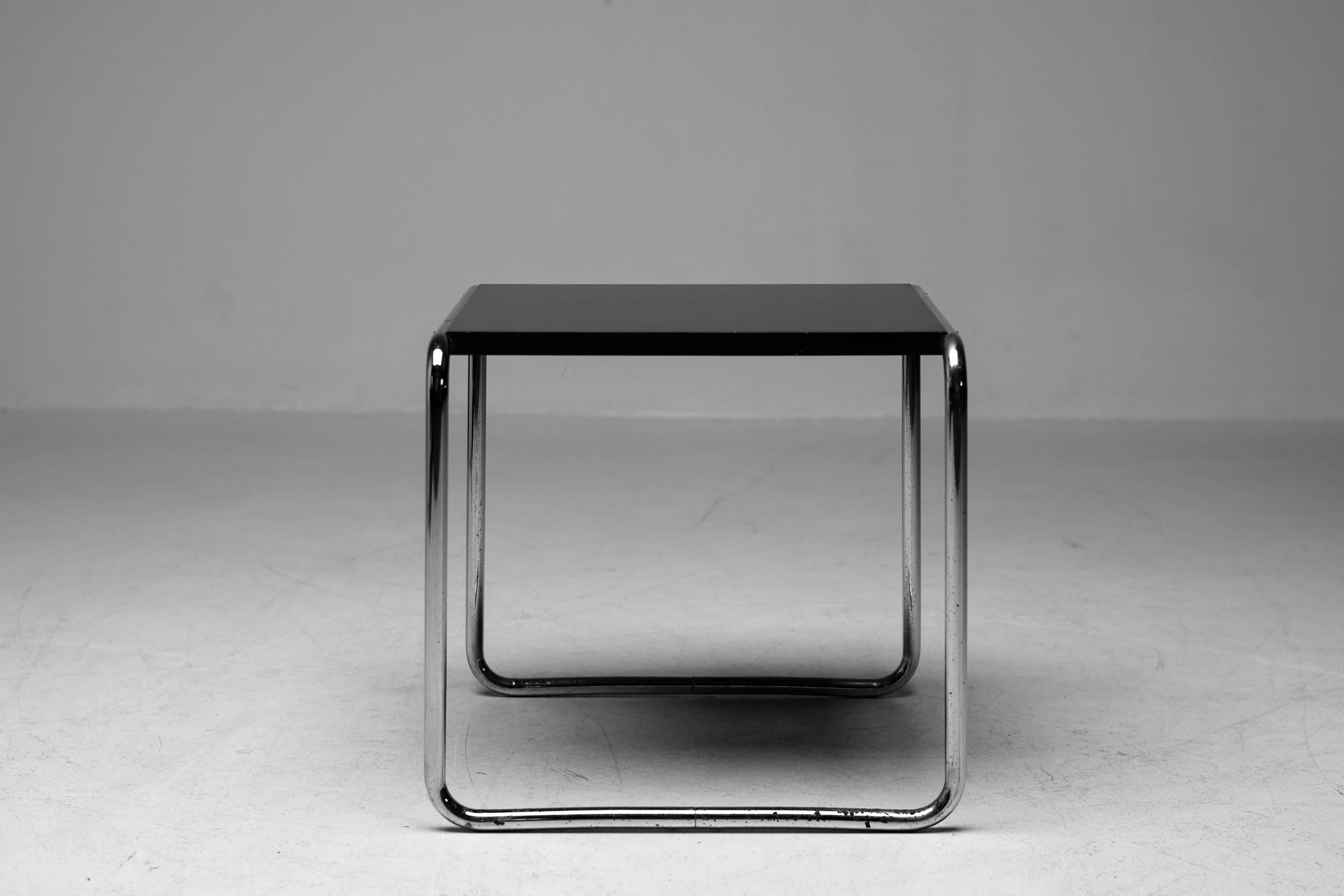 Mesa auxiliar antigua de Marcel Breuer por Gavina, Italia, 1960 Lacado en venta