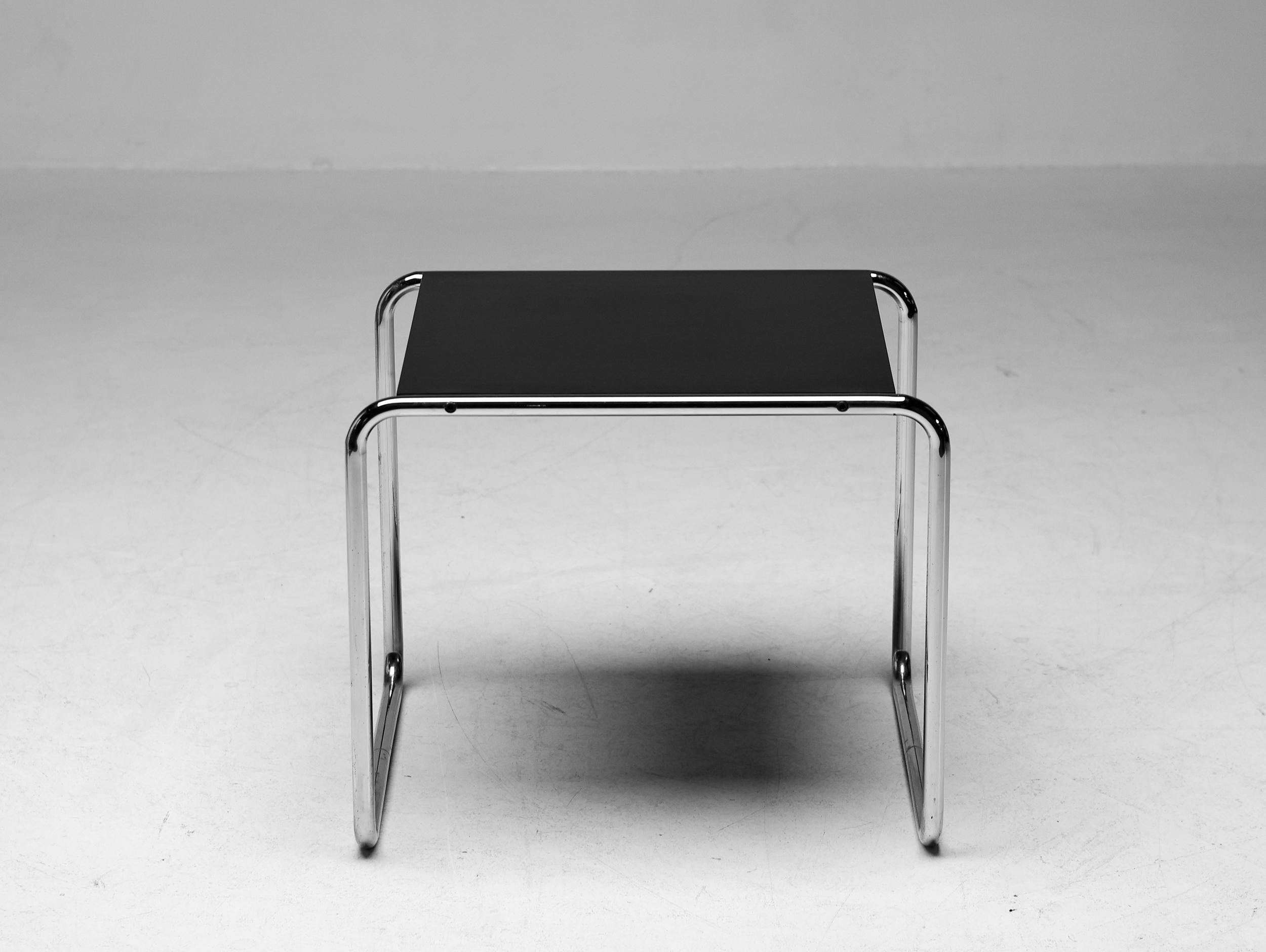 Mesa auxiliar de MDF cromado y lacado en negro, diseñada por Marcel Breuer a principios del siglo XX.  Fabricado por Gavina, Italia, 1960. 
Marcado con etiqueta Gavina anterior a Knoll.
En su estado original, con pequeños desgastes propios de la