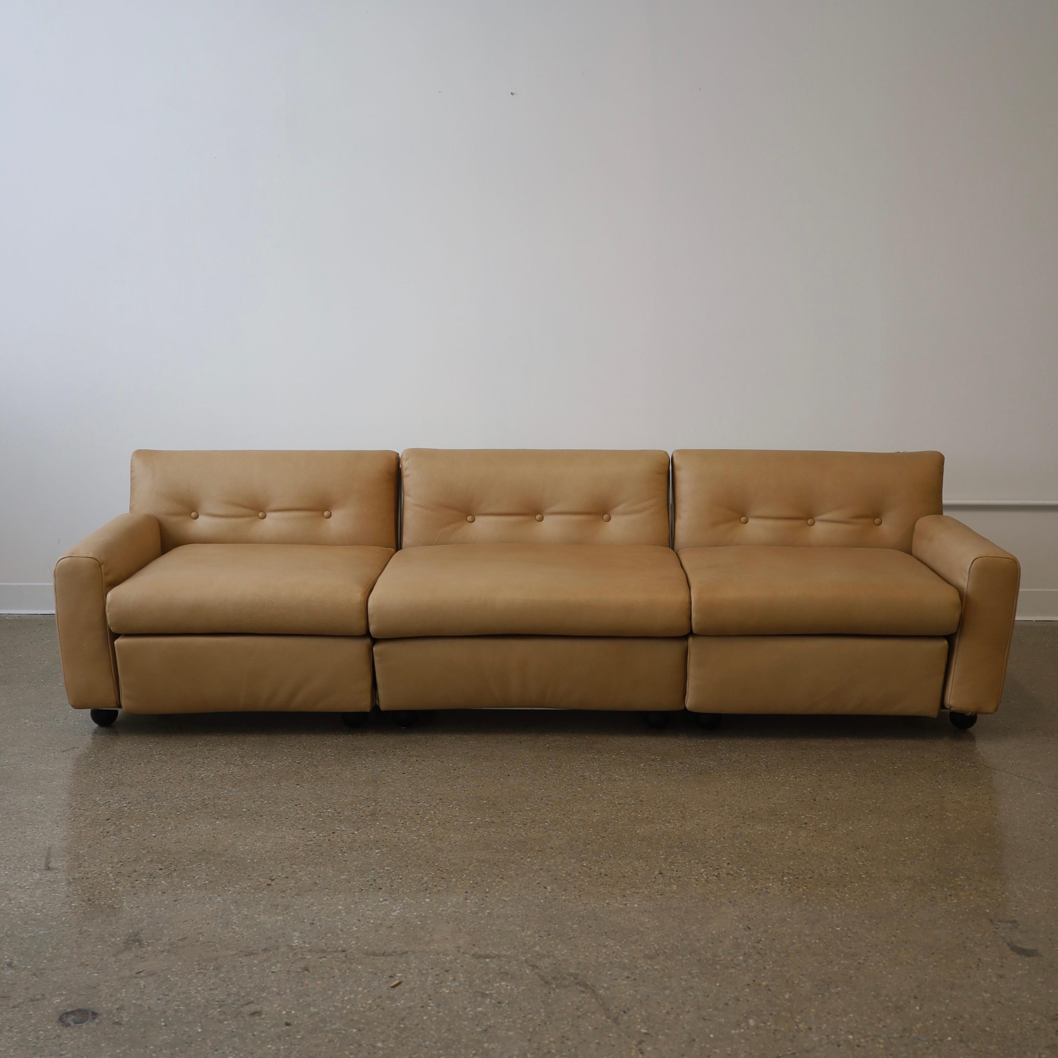Mid-Century Modern Early Mario Bellini “Amanta” Sofa For Sale