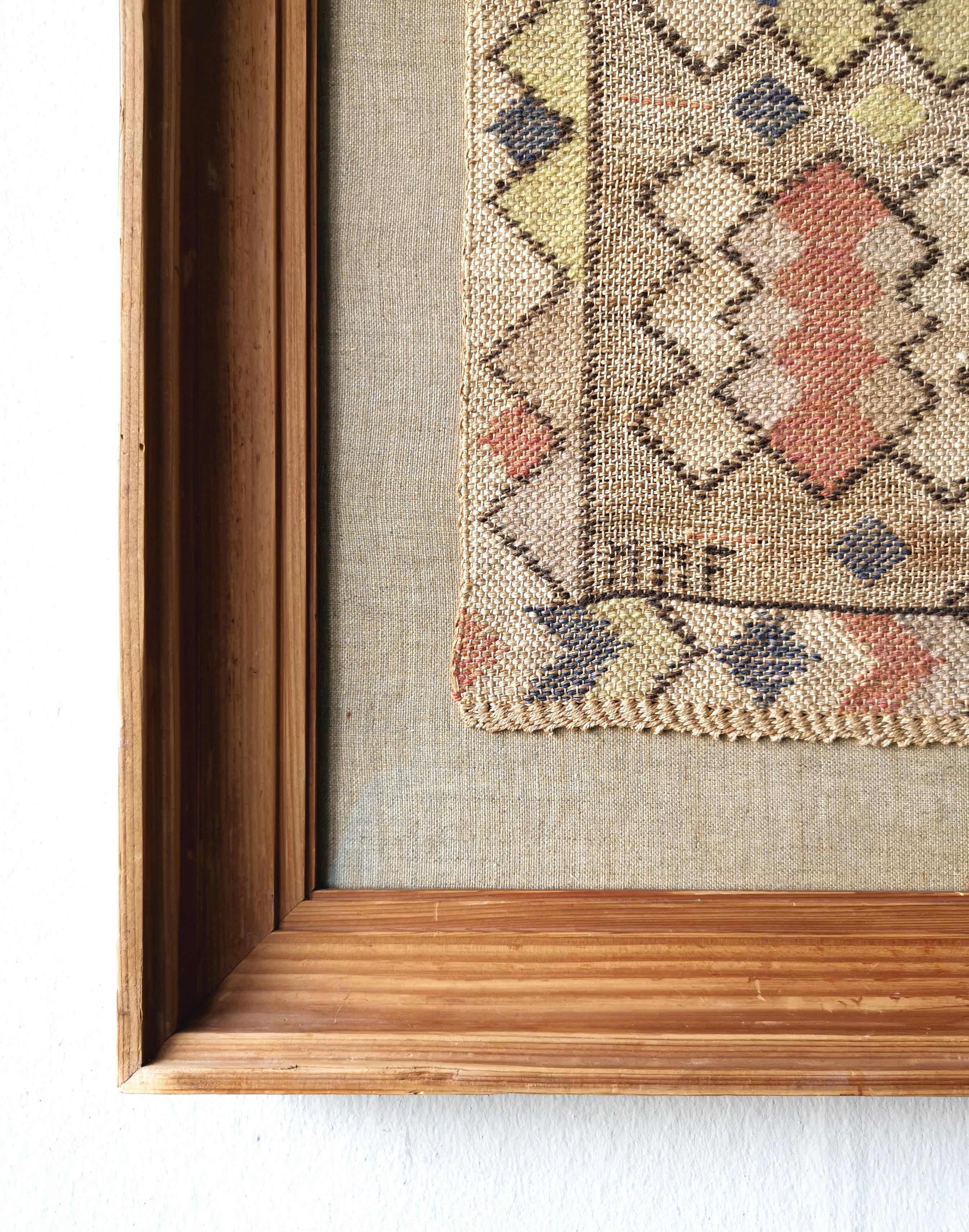 Tapisserie ancienne de Märta Måås-Fjetterström Cadre en pin d'époque,  Suède 1930

Signé MMF. 

Tissé à la main dans l'atelier de Märta Måås-Fjetterström AB, Båstad, Suède.

Avec cette tapisserie, qui juxtapose la tradition scandinave du lin et ses