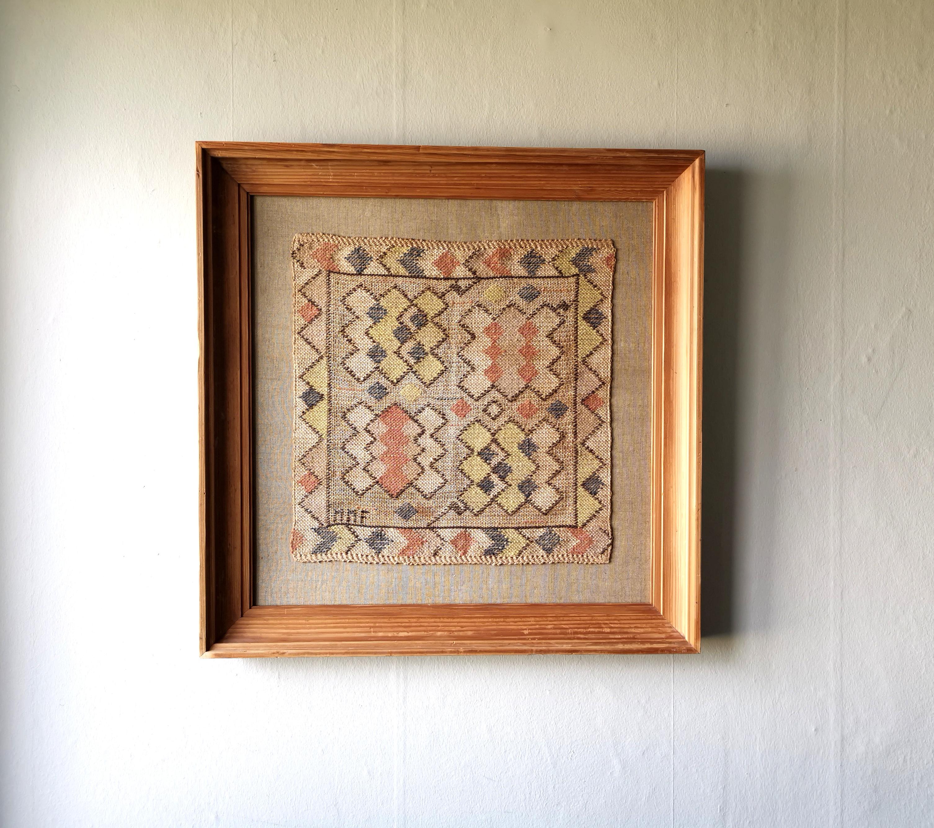 Tissé à la main Tapisserie Märta Måås-Fjetterström dans un cadre en pin signé Suède années 30 en vente