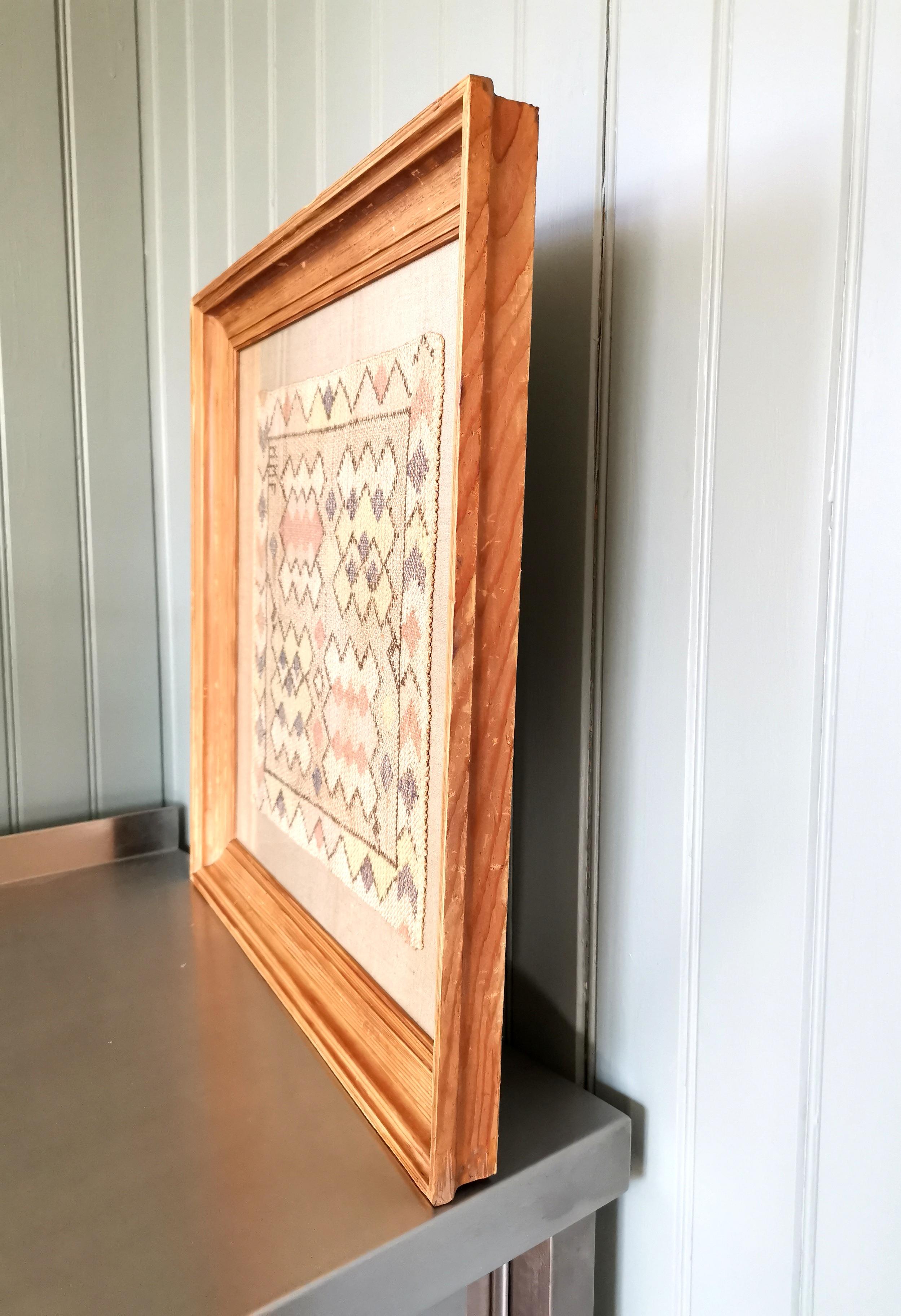 Laine Tapisserie Märta Måås-Fjetterström dans un cadre en pin signé Suède années 30 en vente