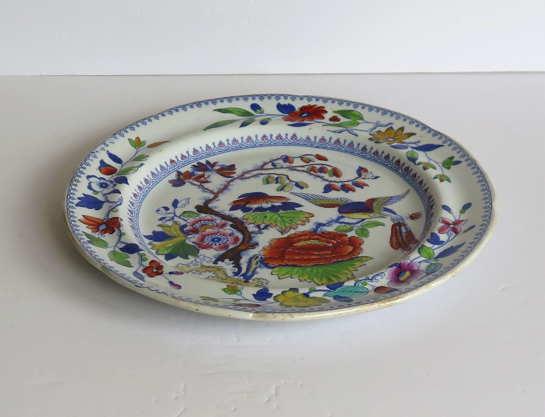 Il s'agit d'une assiette à dîner en pierre de fer de la fin de l'époque géorgienne au motif distinctif de l'oiseau volant, fabriquée par Mason's de Lane Birds, Staffordshire, Angleterre, au début du XIXe siècle, vers 1825.

Il s'agit d'une grande