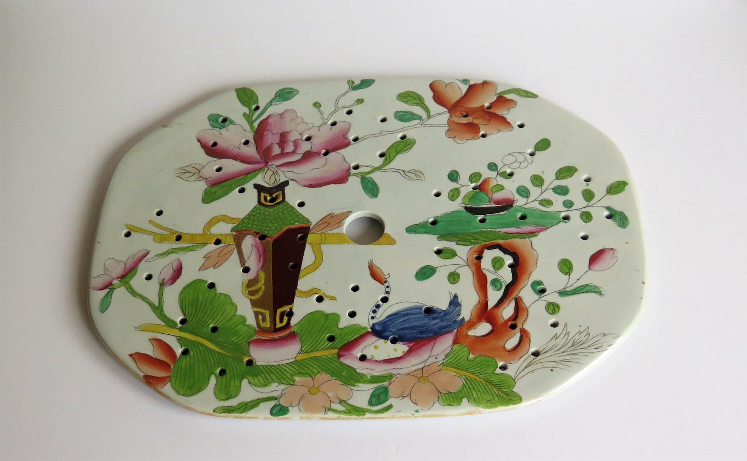 Fine Mason's Ironstone Drainer Plate in Table and Flower Pot Pattern, Ca 1815 In Good Condition In Lincoln, Lincolnshire