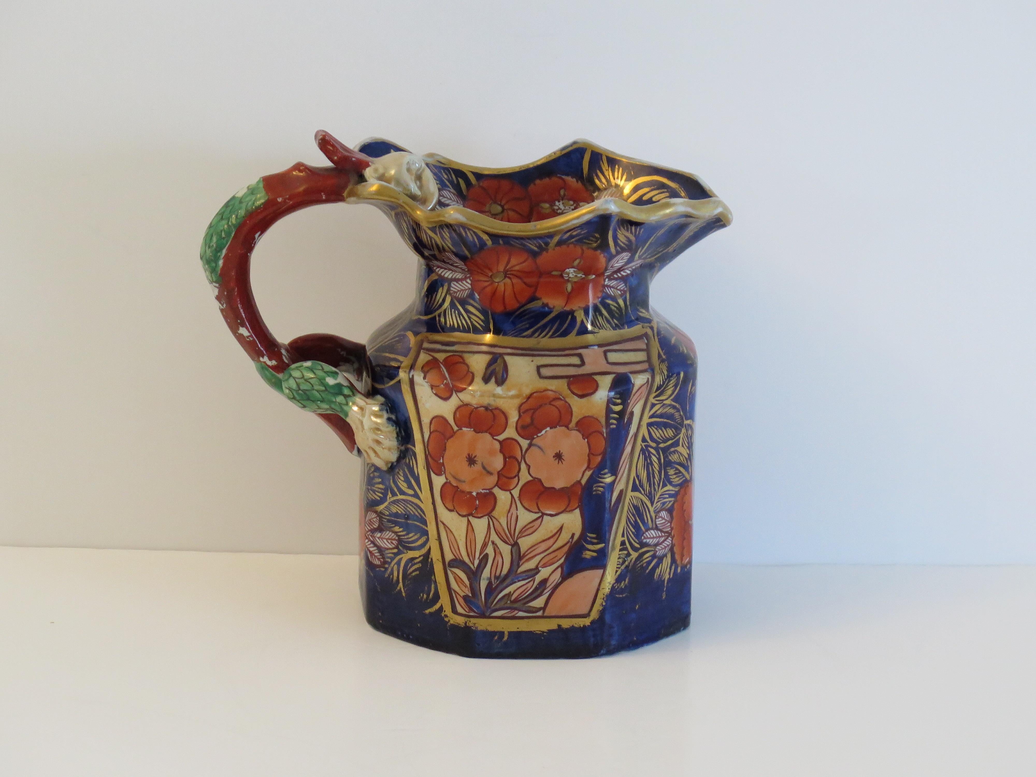 Se trata de una jarra o cántaro grande, fino y raro, de cerámica de ironstone con forma de Fenton, fabricado por Mason's Ironstone, de Lane Delph, Staffordshire, Inglaterra, hacia 1820.

Se trata de un ejemplar grande y pesado, que pesa unos 1,25 kg