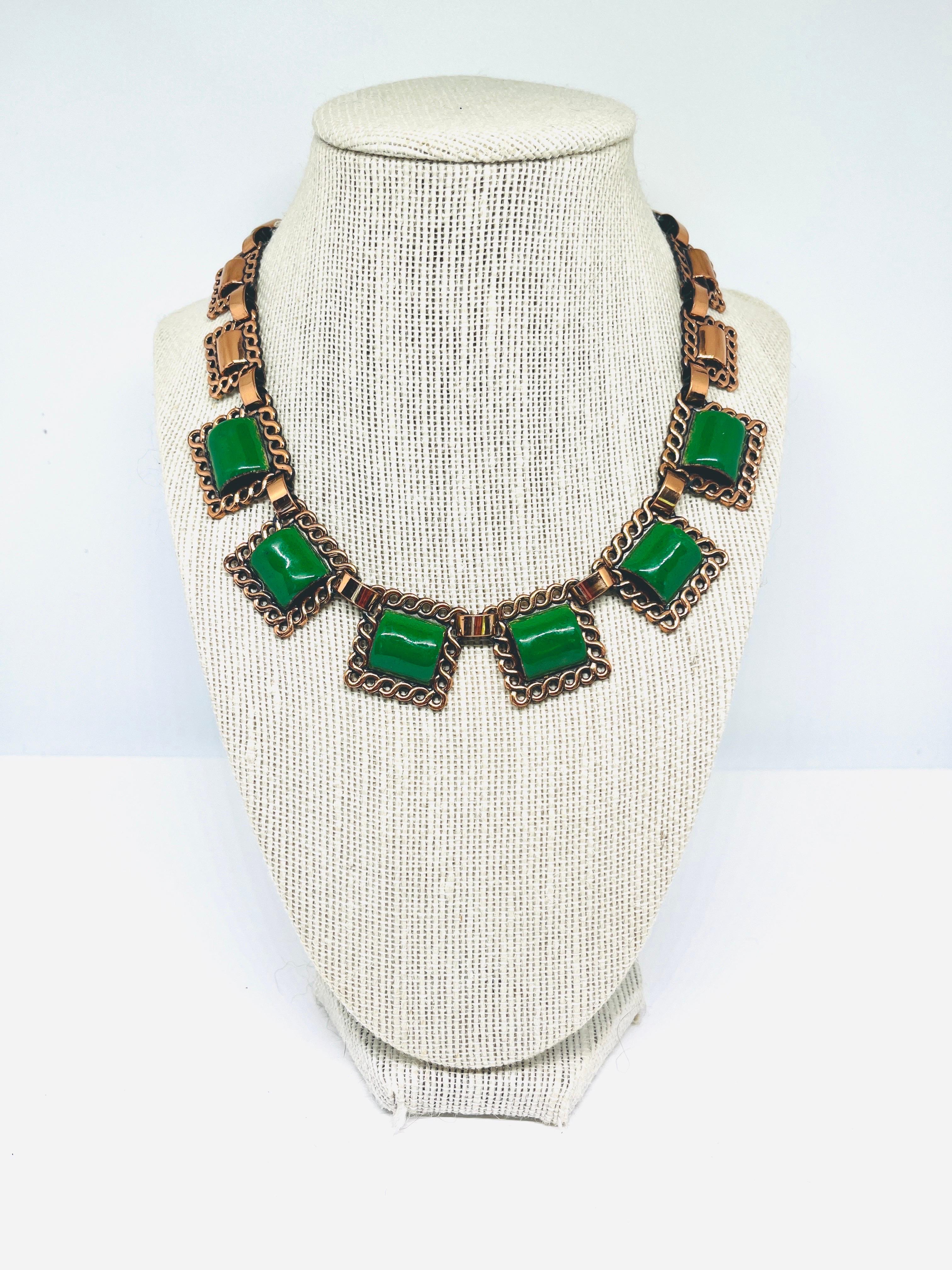 Collana in rame con piastrelle in smalto verde di Matisse Renoir degli anni '40. Non segnato. Regolabile con gancio da pastore. 

Sei grandi quadrati a forma di catena in rame sono caratterizzati da una piastrella ad arco verde erba e kelly con una