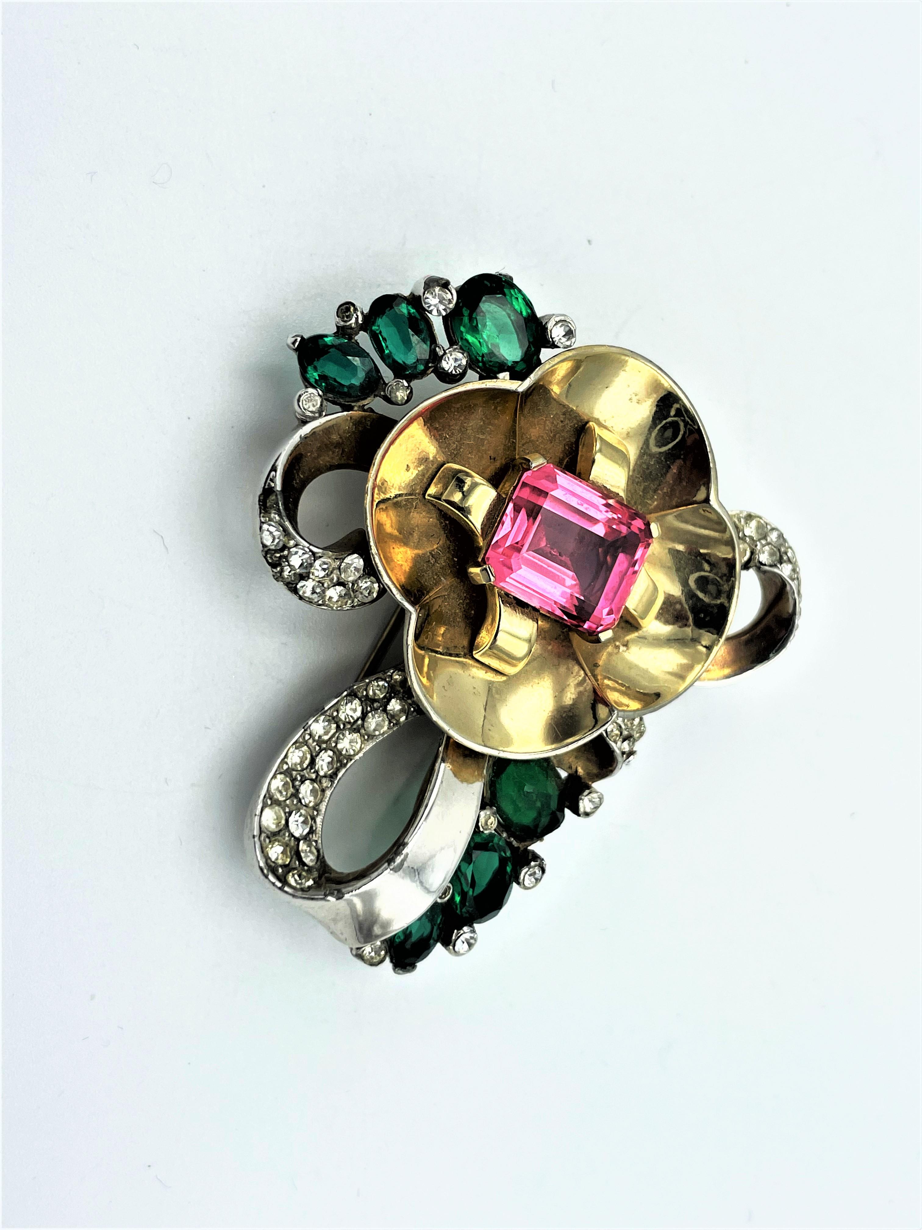 Early Mazer clip brooch with pink, green and rhinestones. Rodium plated metal and gold plated the flower. Comes from the USA 1940s, signed on the back.
There are 2 small safety pins on the back and between the needles!

Size: 5cm x 5 cm good