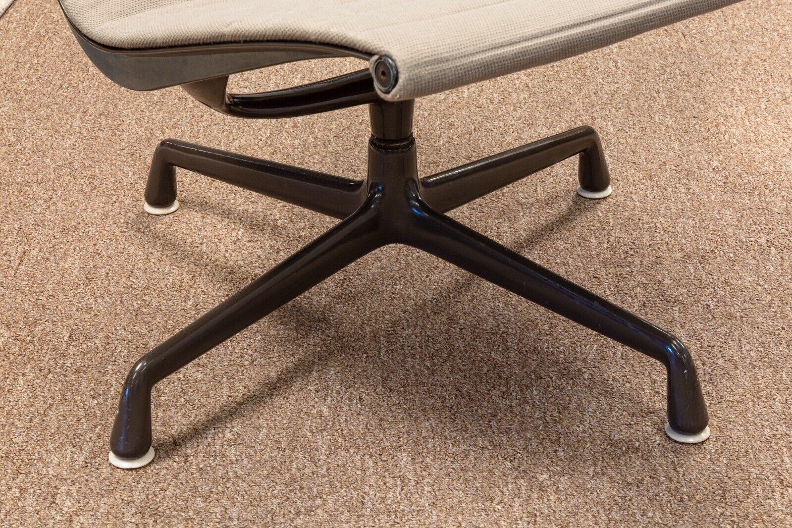 Early MCM Eames for Herman Miller Aluminum Group Grey Fabric Swivel Chair (Chaise pivotante en tissu gris) en vente 4