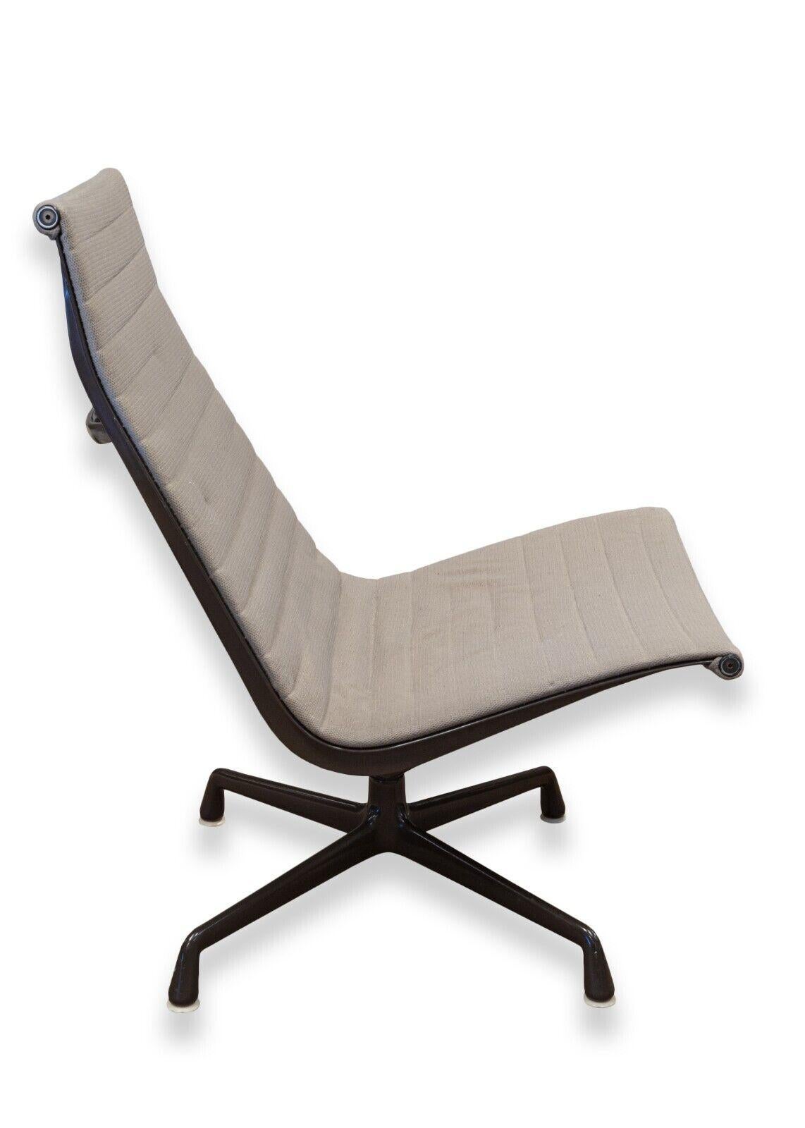 Mid-Century Modern Early MCM Eames for Herman Miller Aluminum Group Grey Fabric Swivel Chair (Chaise pivotante en tissu gris) en vente