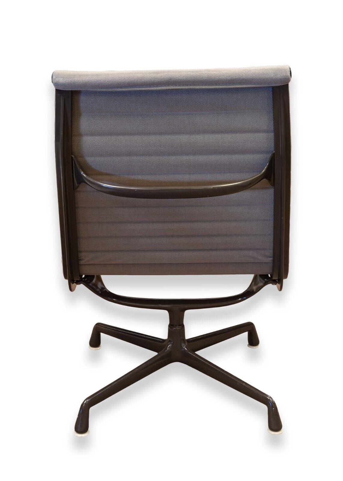 Early MCM Eames for Herman Miller Aluminum Group Grey Fabric Swivel Chair In Good Condition In Keego Harbor, MI